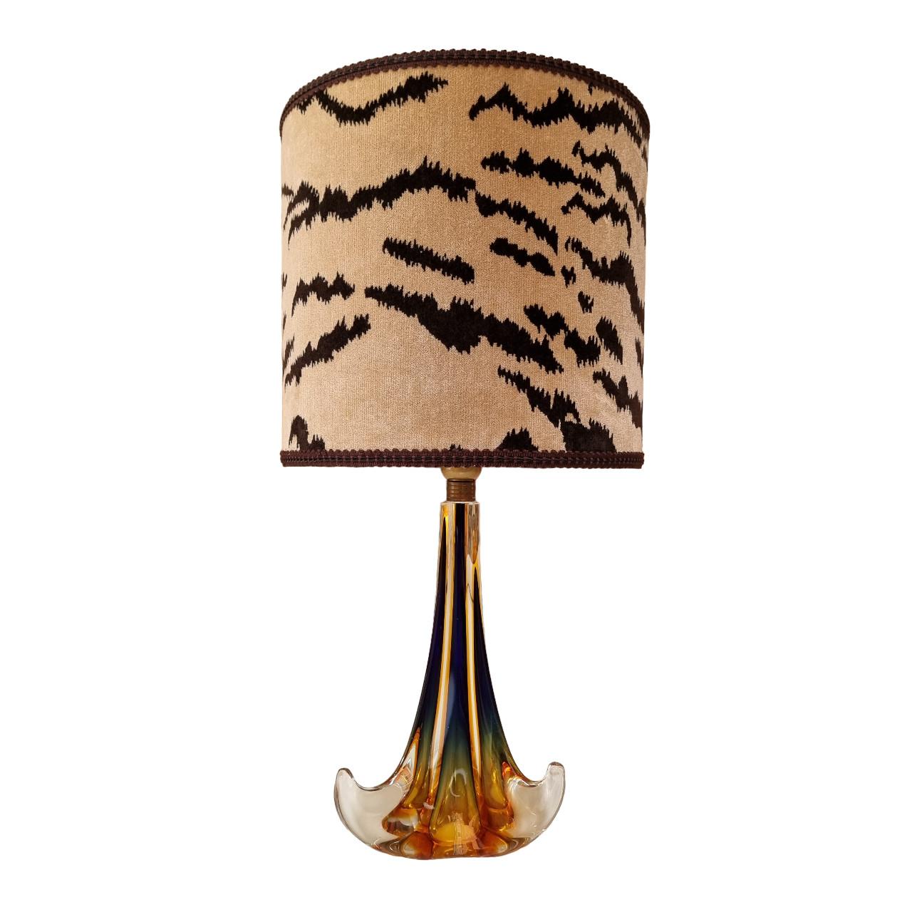 This is an amazing Murano amber glass table lamp, mid-20th century. Newly wired and in perfect working condition.
The drum lampshade is new handmade using Luigi Bevilacqua velvet - Tigre pattern - in sand and dark brown color, finished with brown