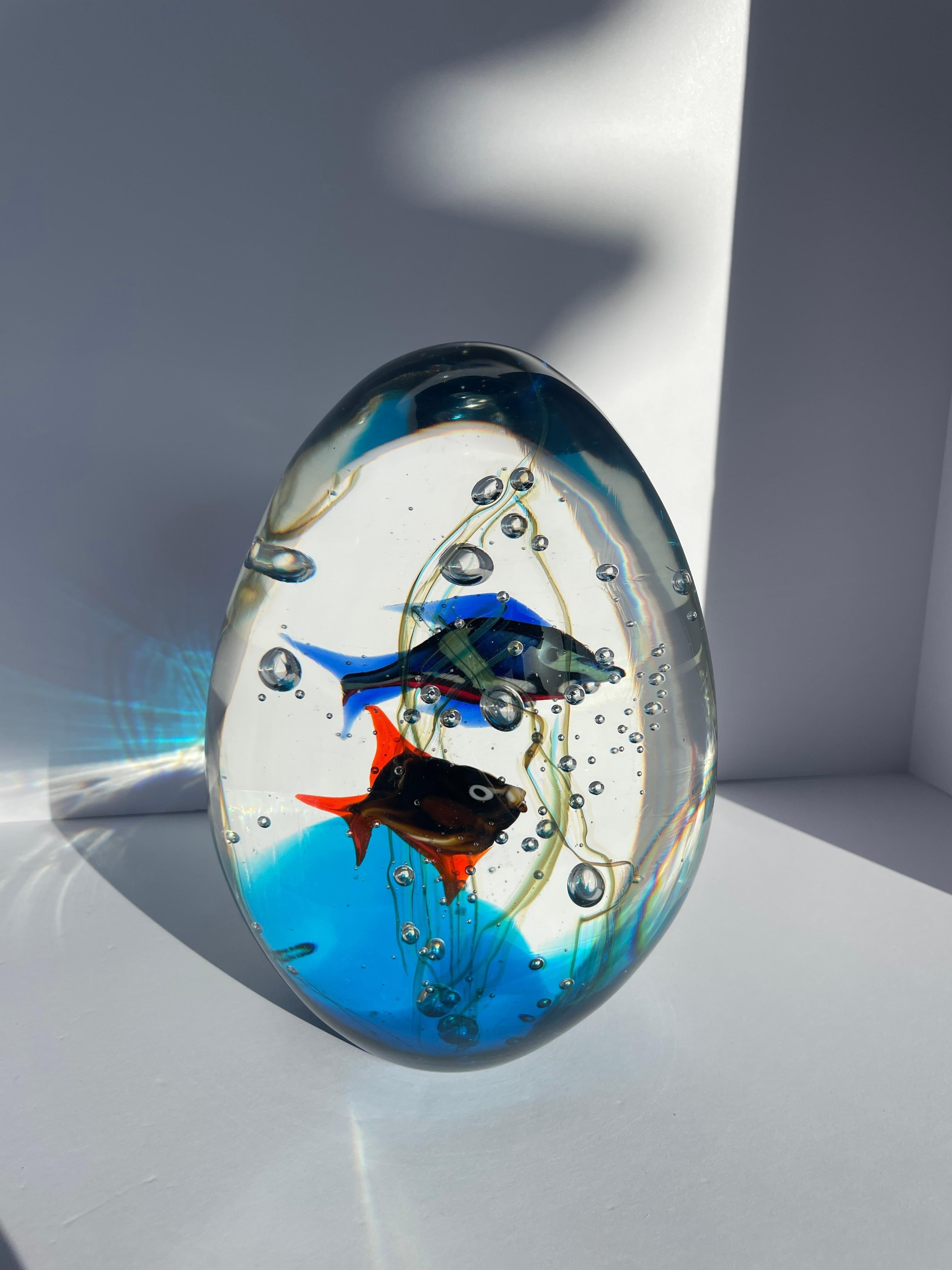 Spectacular and rare large venetian murano aquarium sculpture paperweight in the form of an egg with two colorful fish and multicolor strands of cane that resemble aquatic plants, kelp or seaweed. Handmand and hand blown on the island of murano this