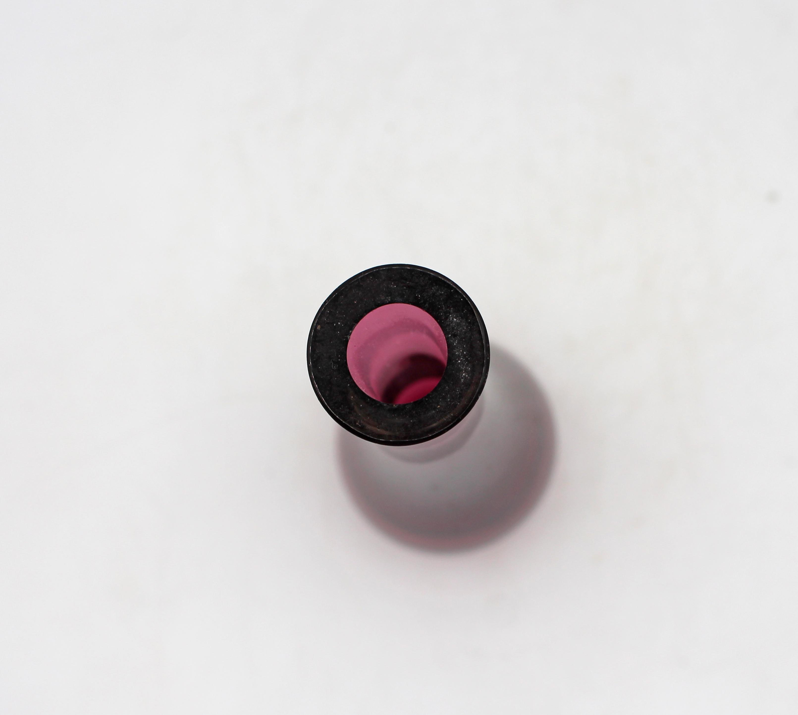 Mitte des 20. Jahrhunderts Murano mundgeblasenes Glas längliche Tropfenform Vase. Ummanteltes helles Purpur-Cranberry bis zum klaren Stiel. Einem Design von Flavio Poli für Seguso Vetri d'Arte, Italien, zugeschrieben.
10,25