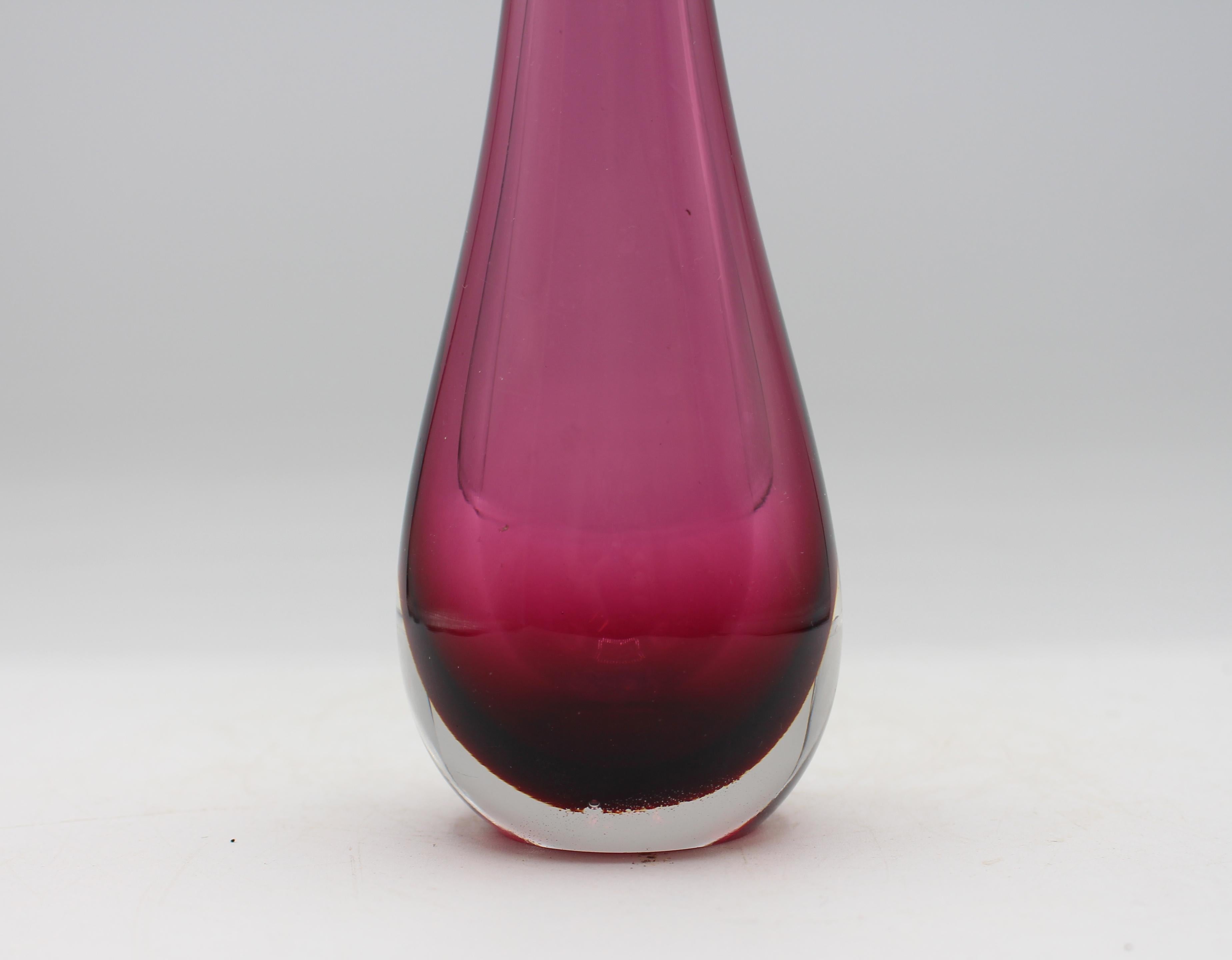 Mitte des 20. Jahrhunderts Murano mundgeblasenes Glas längliche Vase in Form einer Träne (Moderne der Mitte des Jahrhunderts) im Angebot