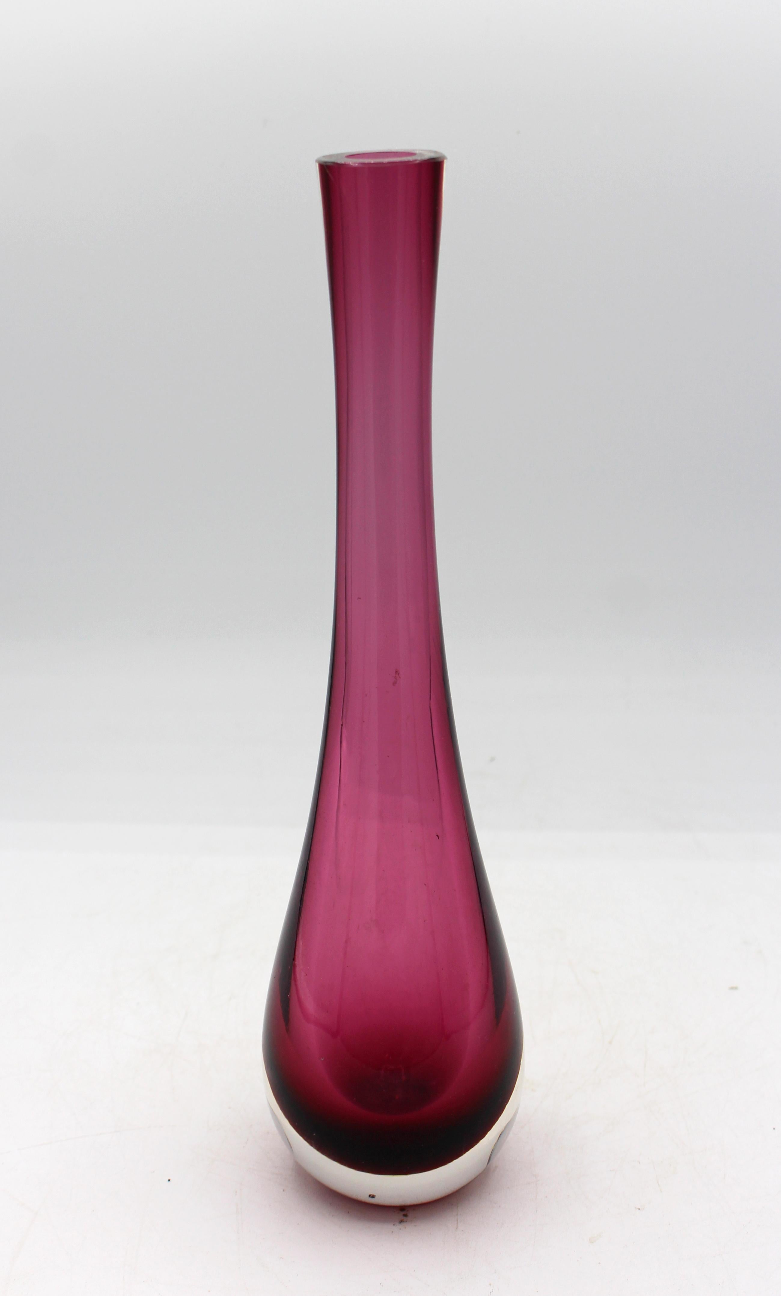 Mitte des 20. Jahrhunderts Murano mundgeblasenes Glas längliche Vase in Form einer Träne (Italienisch) im Angebot