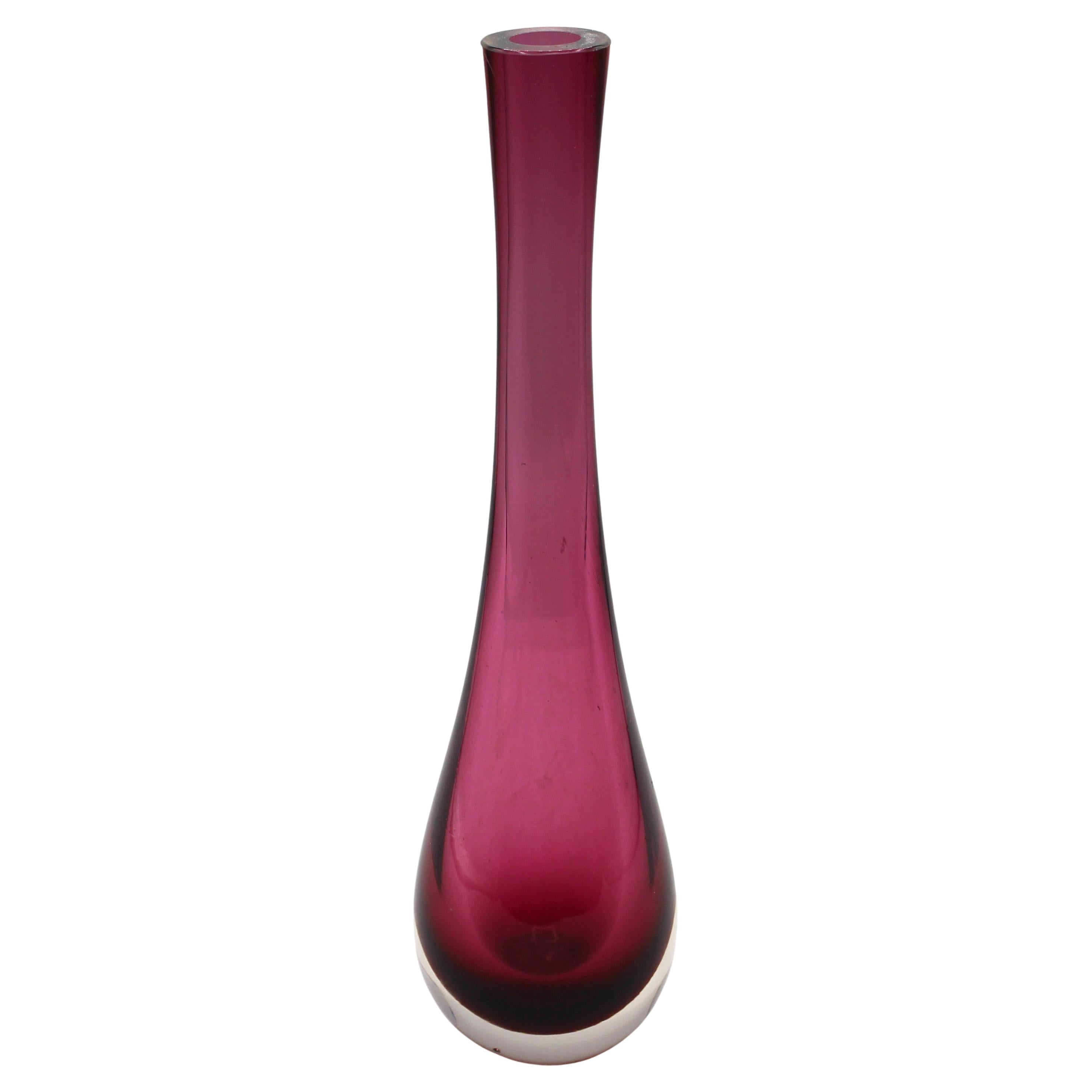 Mitte des 20. Jahrhunderts Murano mundgeblasenes Glas längliche Vase in Form einer Träne im Angebot