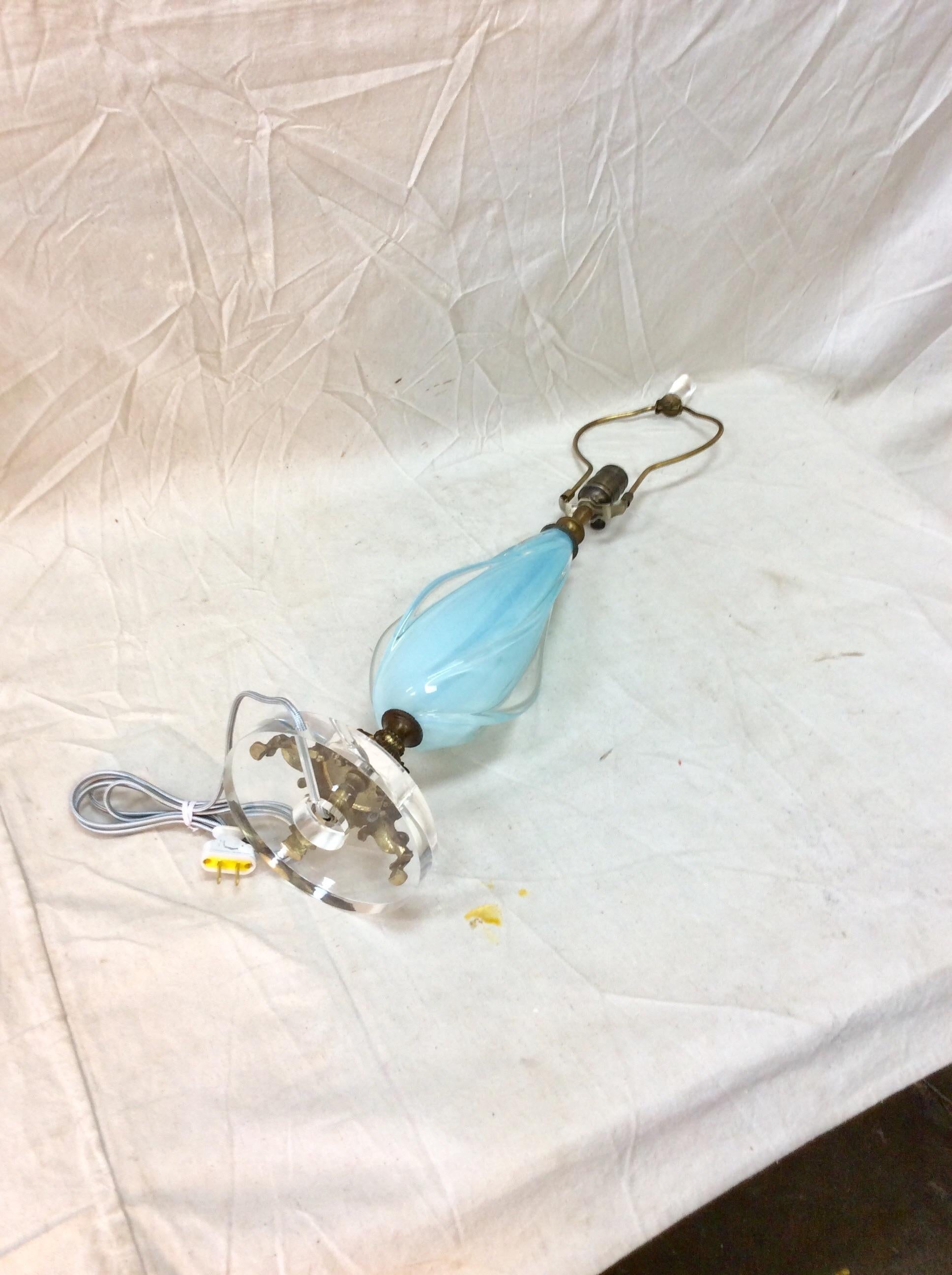Mid-20th Century Murano Glass and Brass Table Lamp with Lucite Base 8