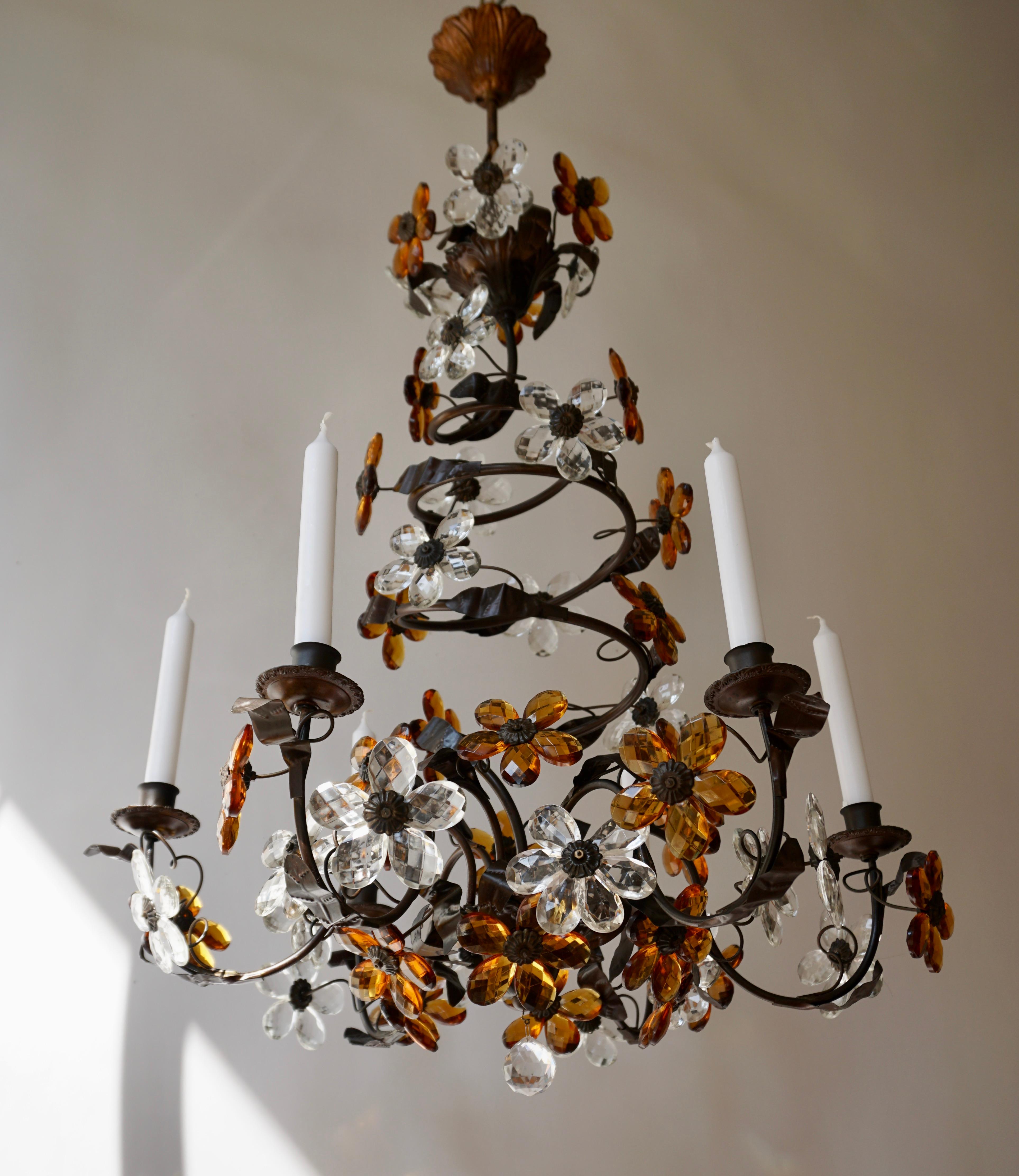 Italienisches Murano-Glas, handgefertigtes Design, Pendelleuchte mit sechs Lichtern. Dieser zeitlose Kerzenleuchter könnte die perfekte Beleuchtungslösung für einen Raum sein, der eine besondere Atmosphäre braucht. Durch das spiralförmige Design