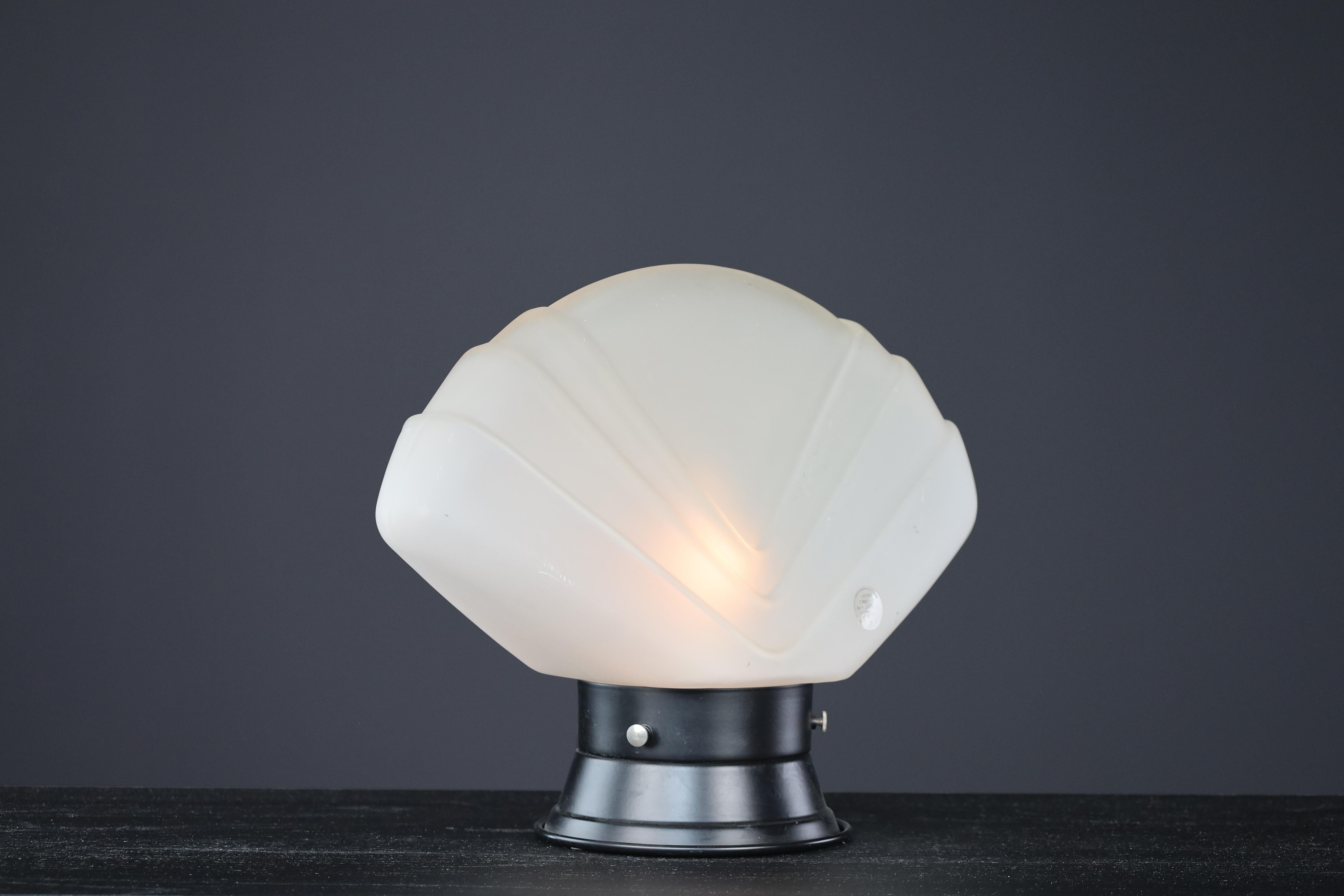 Mid-20th Century Murano Glass Fan Table Lamp, Italy, 1960s

A striking mid-century Murano glass table lamp from Italy, dating to the 1960s, showcasing the refined elegance of Venetian glassmaking combined with sculptural modernist design. The shade,