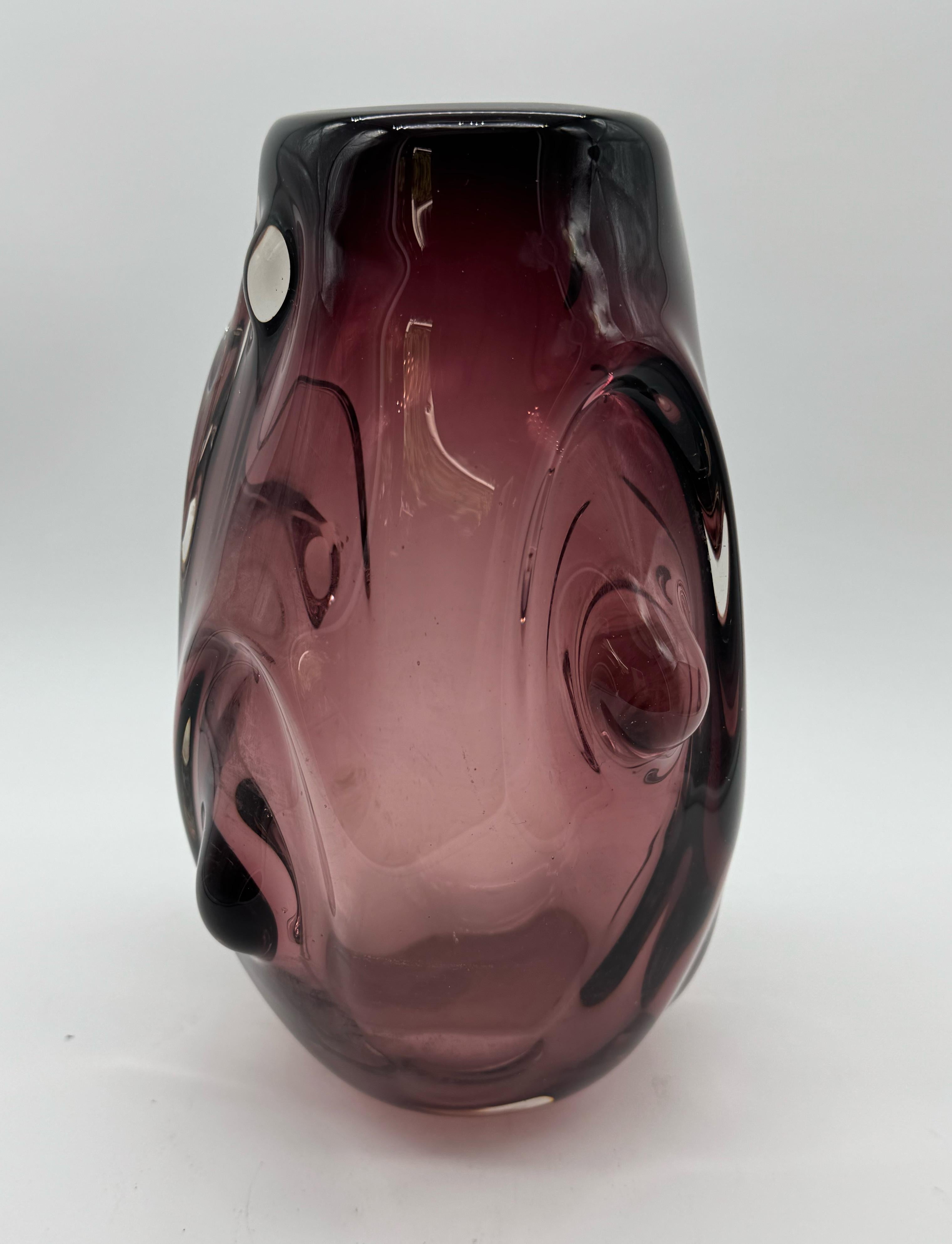 Ce vase exquis de Murano, créé au milieu du XXe siècle, témoigne de l'artisanat vénitien dans toute sa splendeur. Sa couleur captivante et sa forme douce, ainsi que la largeur distinctive du verre, en font une pièce décorative unique et élégante.