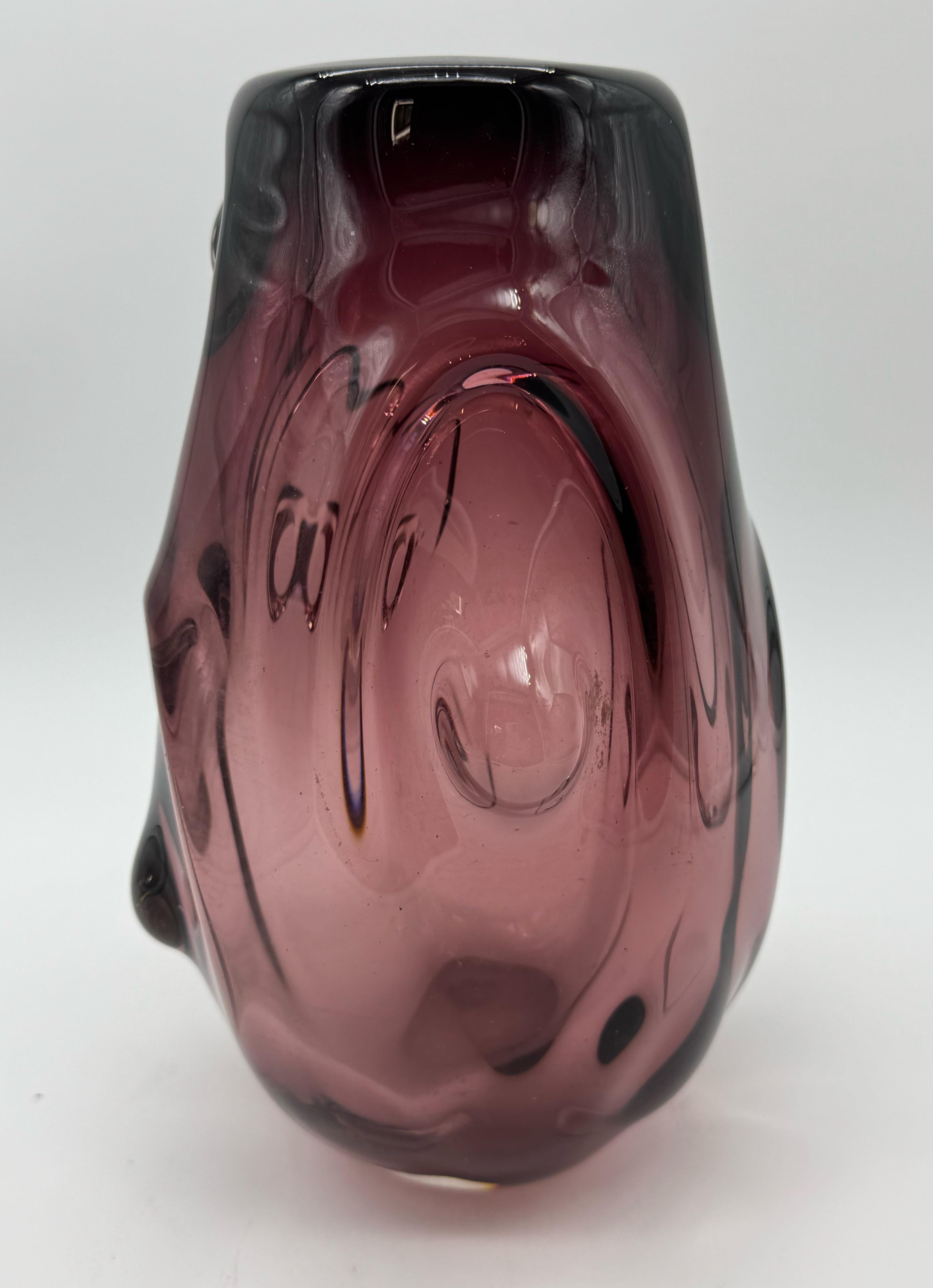 Mid-Century Modern Vase en verre de Murano du milieu du 20e siècle - Une douce beauté en verre d'art en vente