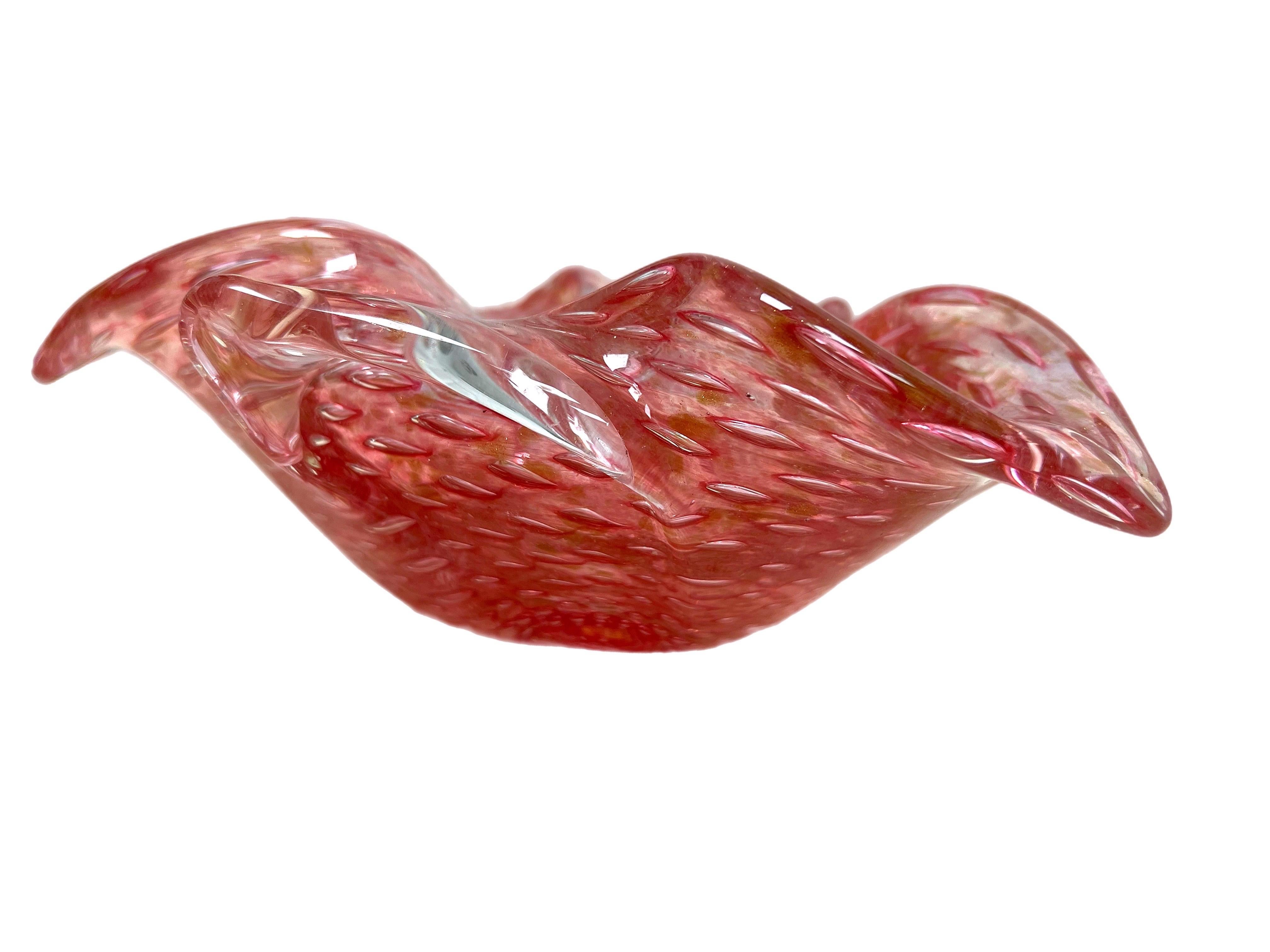 Una classica ciotola in stile murano ma in rosa e oro!    Bordi increspati, bolle controllate e macchie d'oro in tutto l'insieme.   È una tonalità di rosa molto bella!