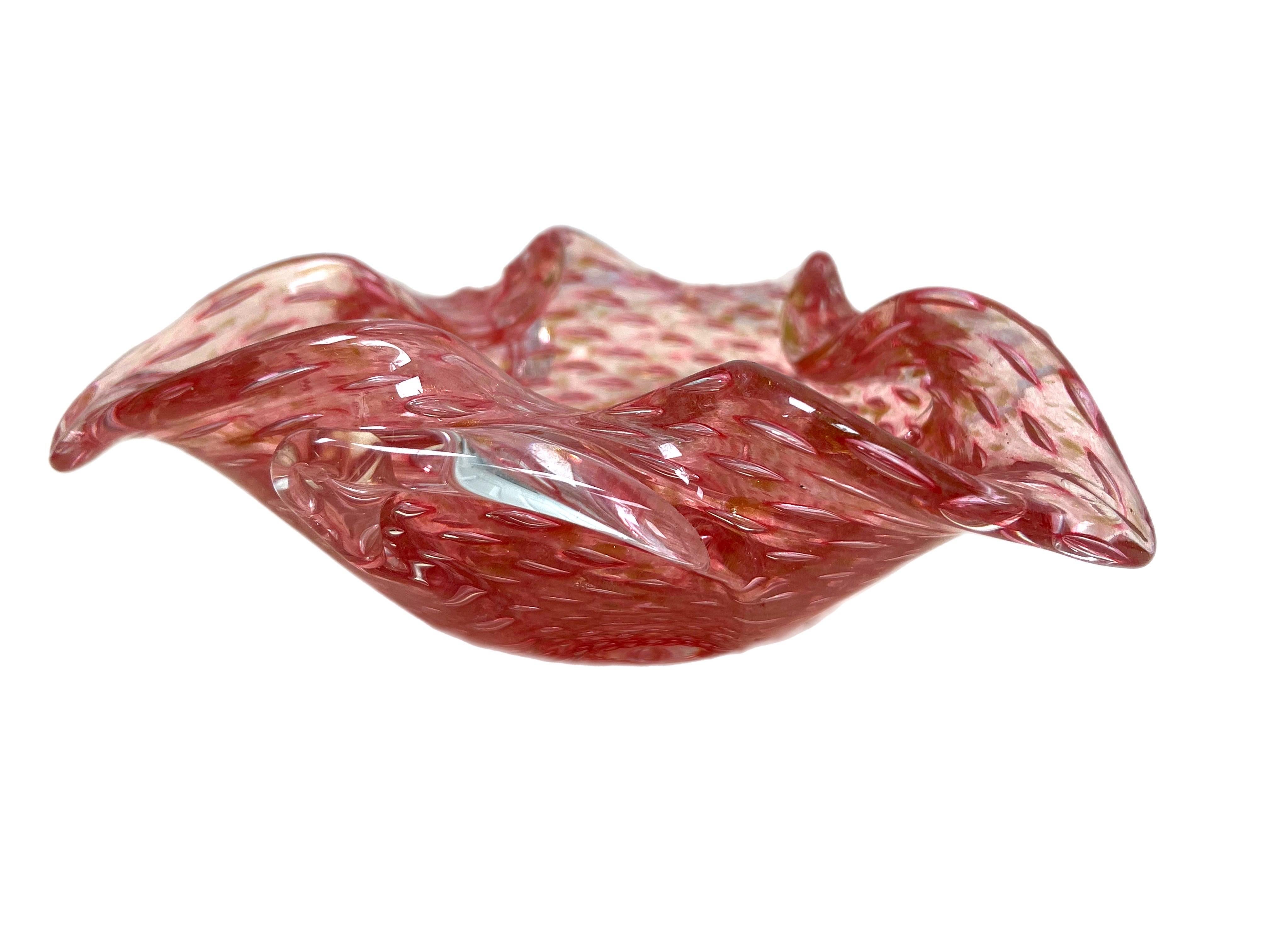 Hollywood Regency Murano della metà del XX secolo in rosa con fiocchi d'oro avventurosi in vendita