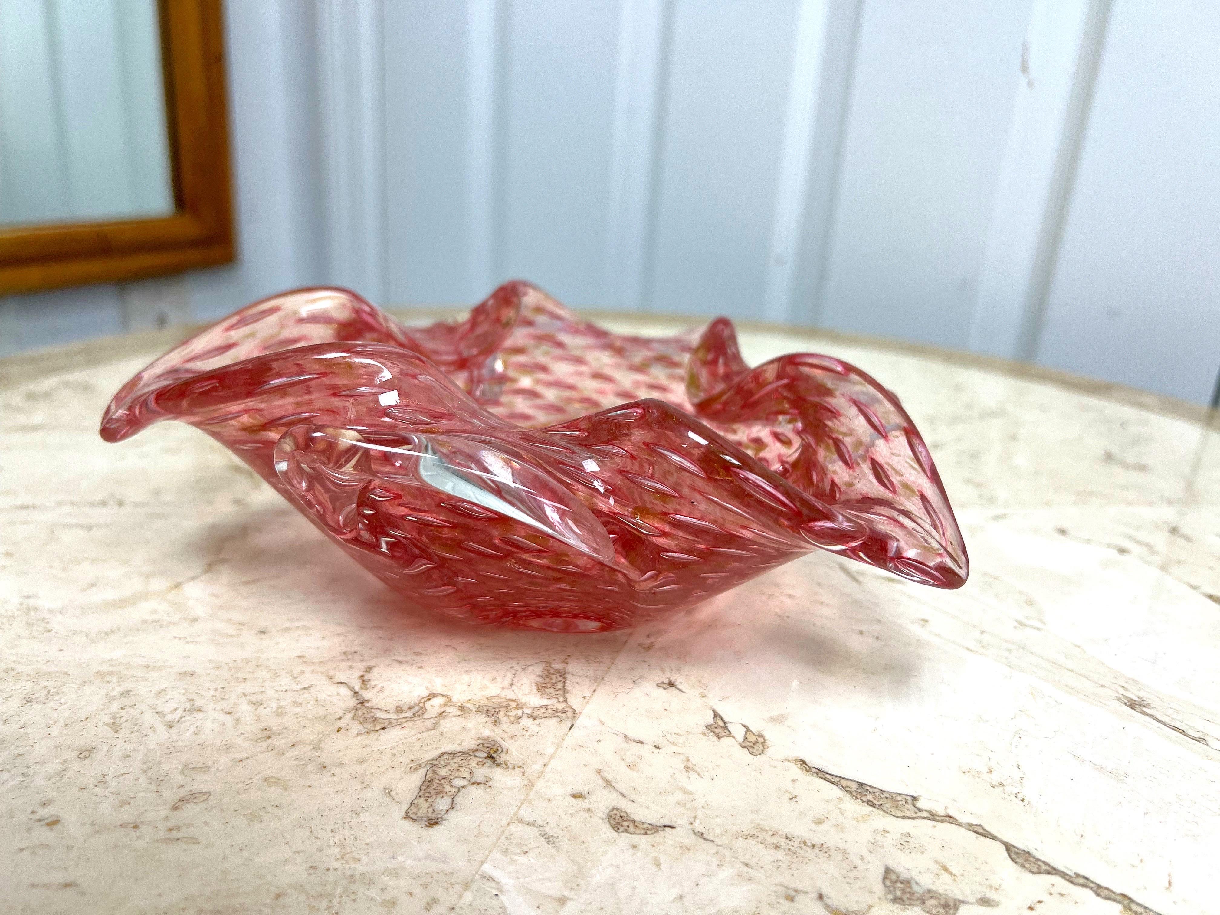 Italiano Murano della metà del XX secolo in rosa con fiocchi d'oro avventurosi in vendita
