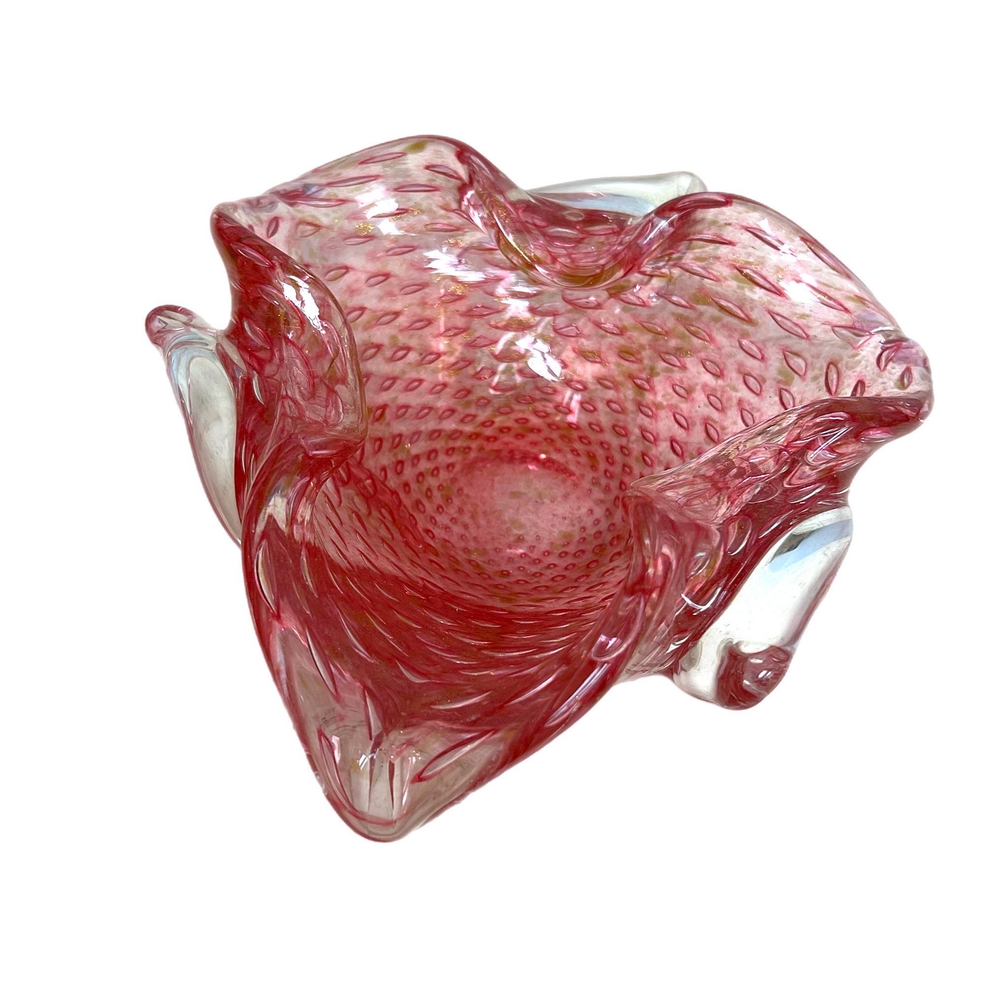 Metà XX secolo Murano della metà del XX secolo in rosa con fiocchi d'oro avventurosi in vendita