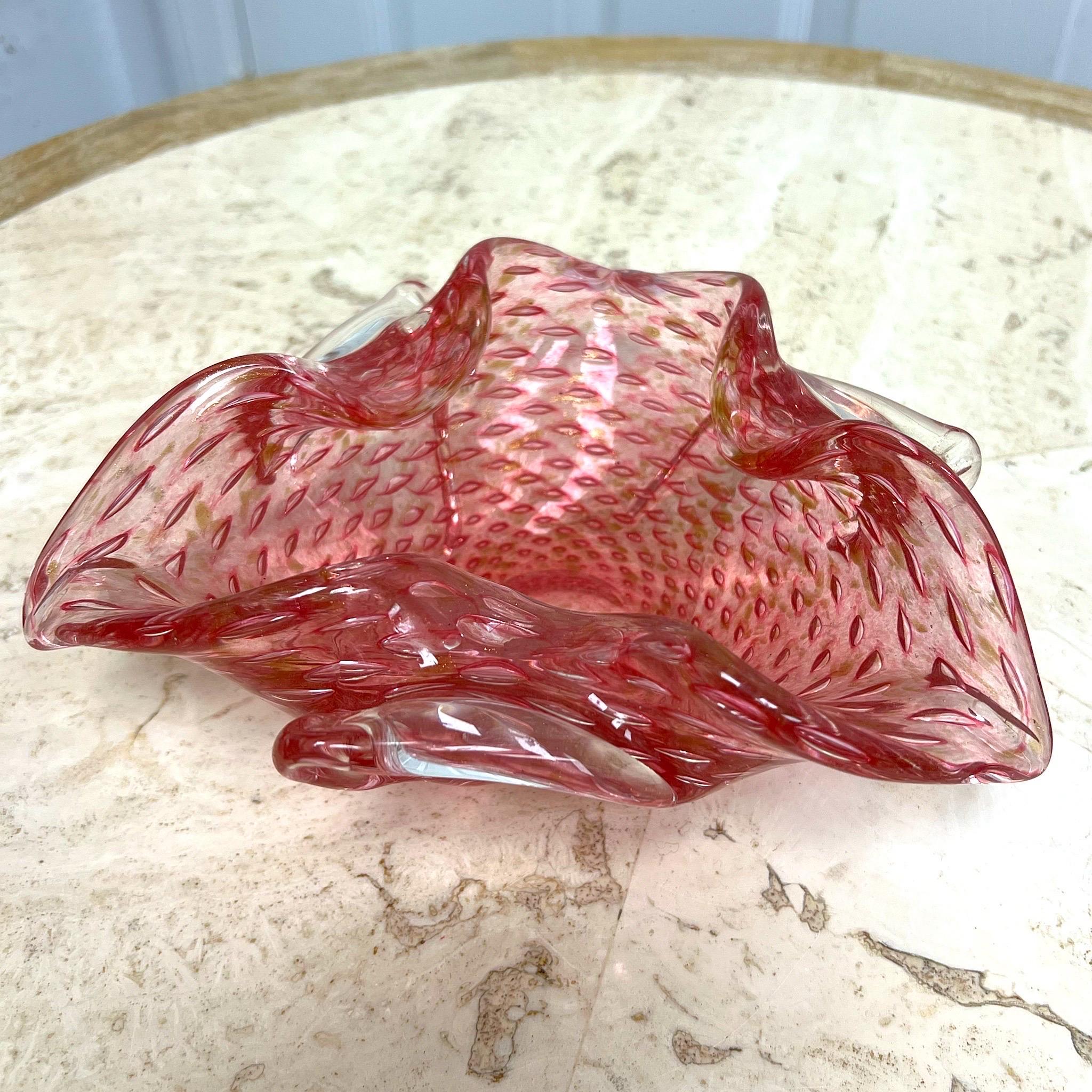 Vetro di Murano Murano della metà del XX secolo in rosa con fiocchi d'oro avventurosi in vendita