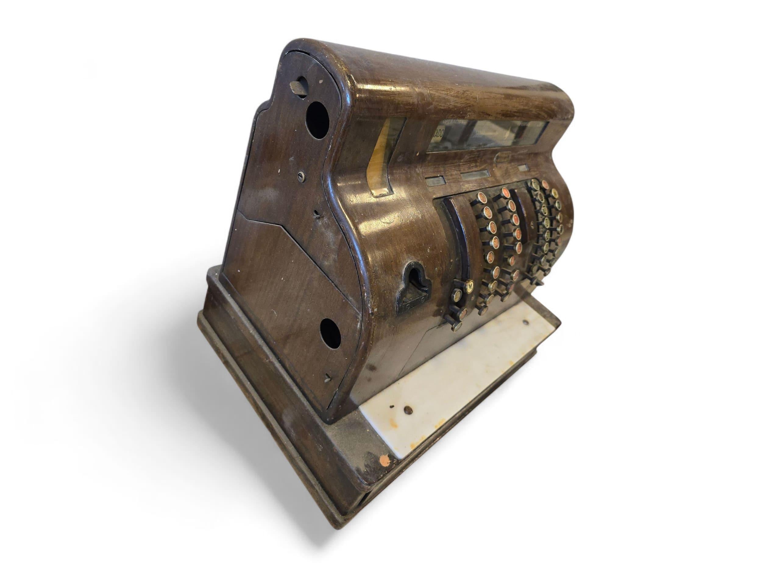 Caisse enregistreuse en laiton peint rouge 