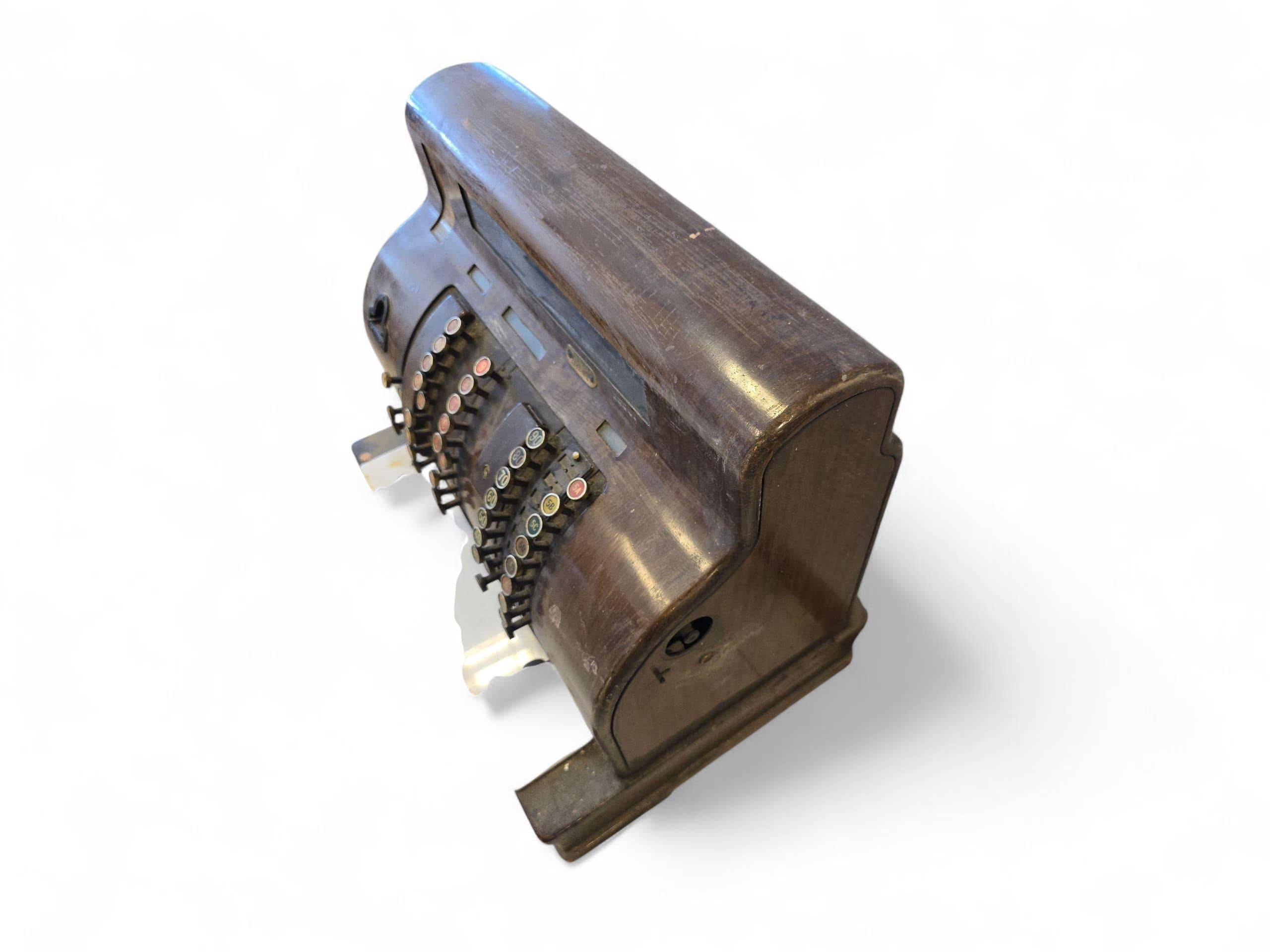 Caisse enregistreuse en laiton peint rouge 