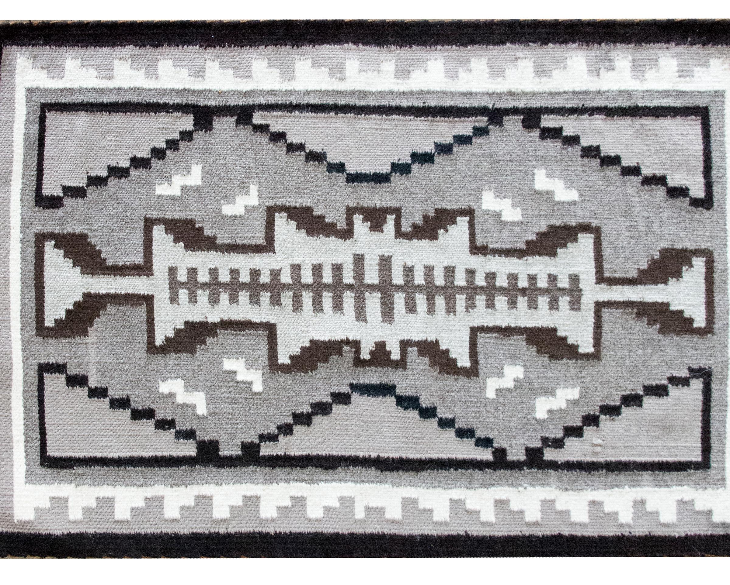 Arte popolare Tappeto Navajo della metà del 20° secolo, nativo americano in vendita