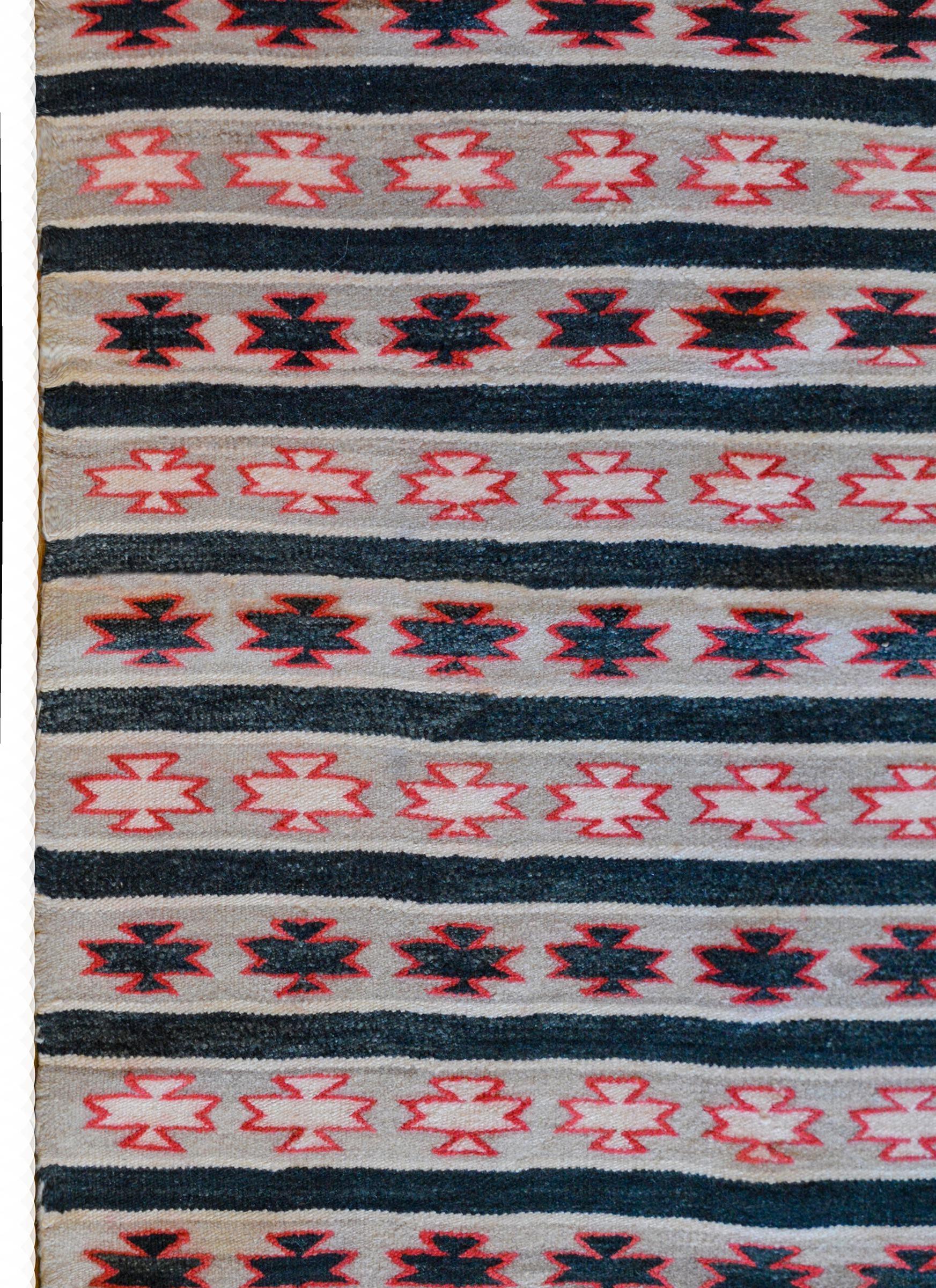 MId-20. Jahrhundert Navajo-Teppich (Pflanzlich gefärbt) im Angebot