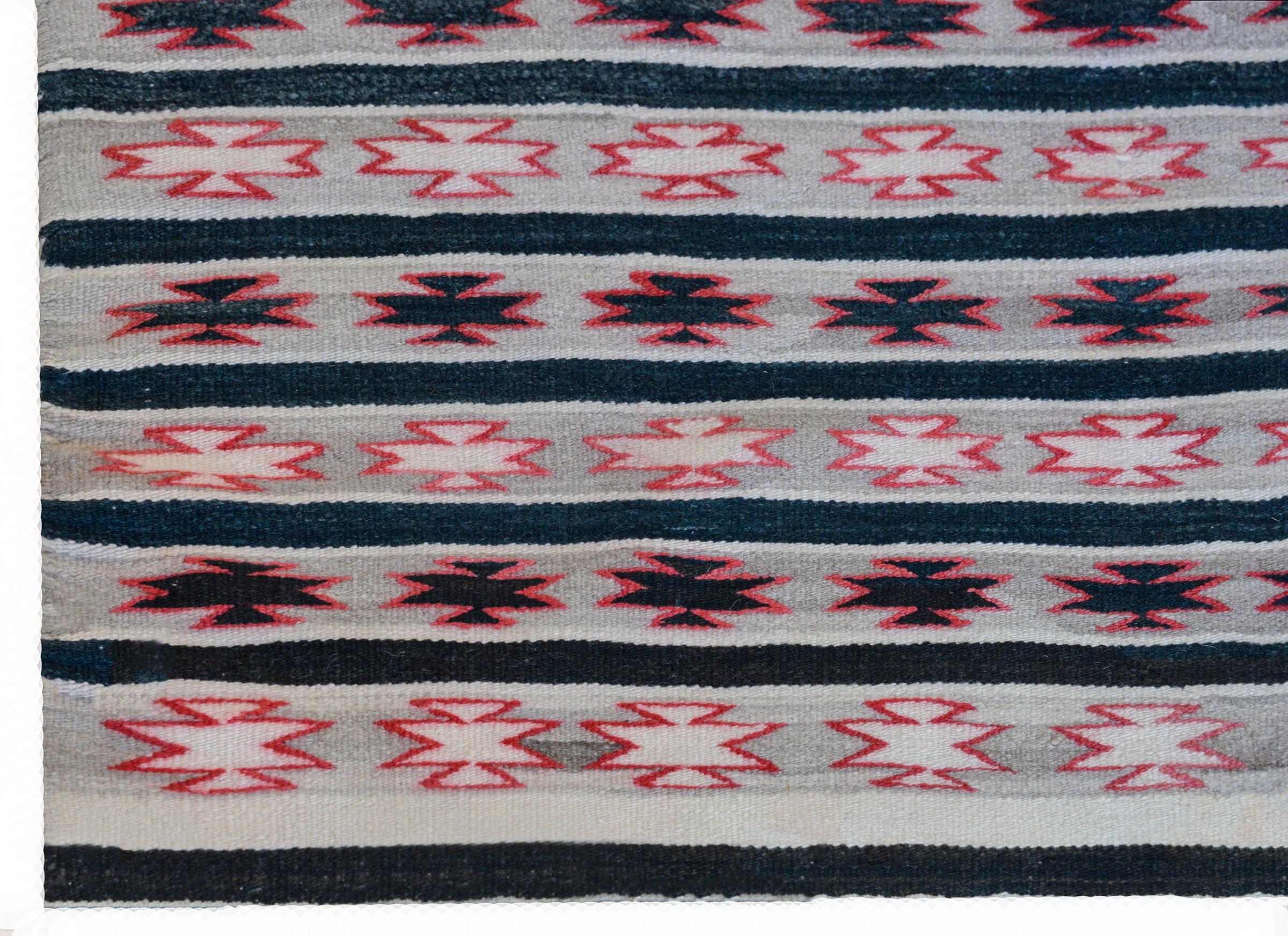 MId-20. Jahrhundert Navajo-Teppich im Zustand „Gut“ im Angebot in Chicago, IL