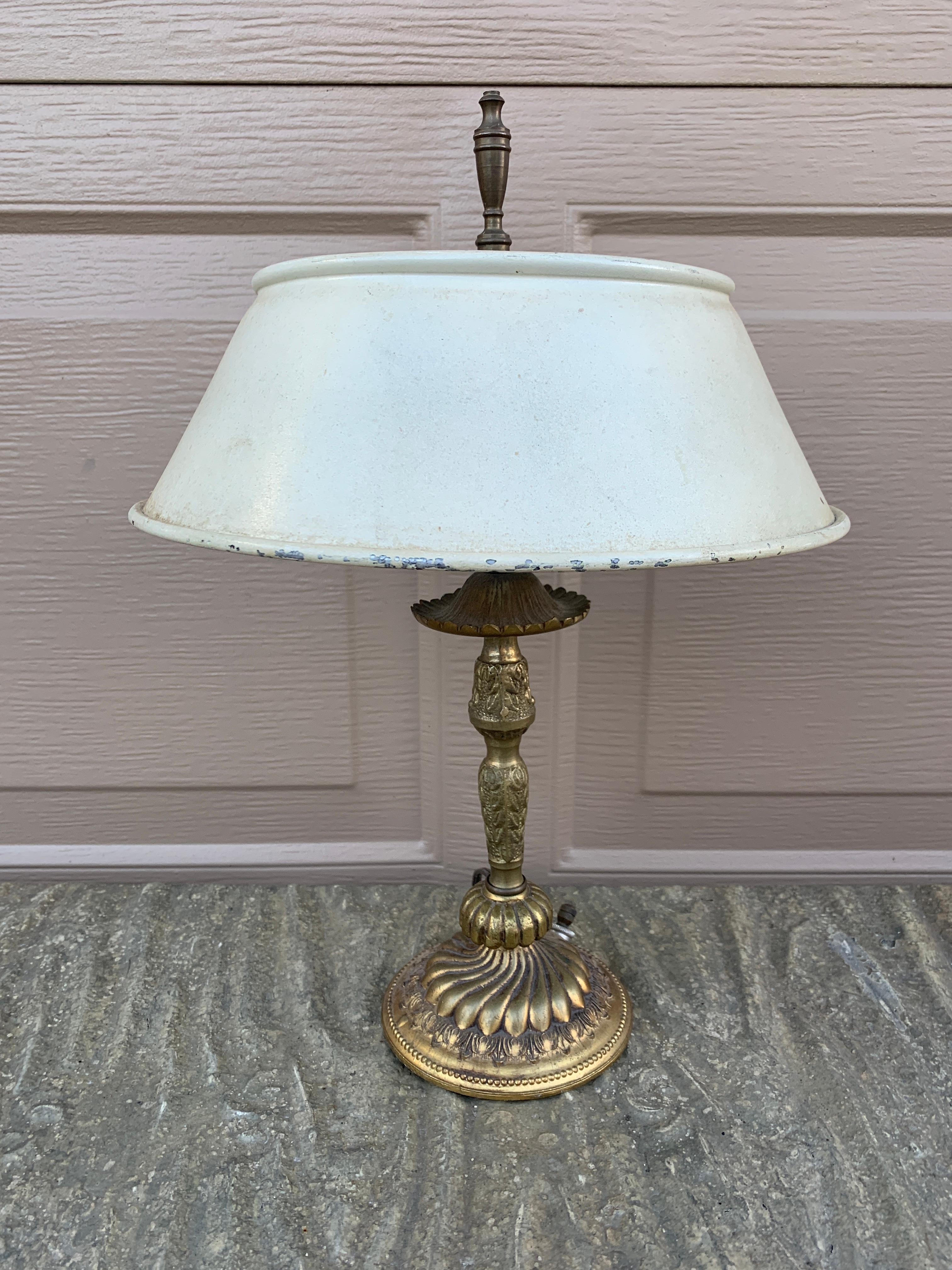 Magnifique lampe de table de style Art déco ou néoclassique en laiton moulé avec abat-jour en métal blanc.

USA, Milieu du 20ème siècle

Mesures : 10 