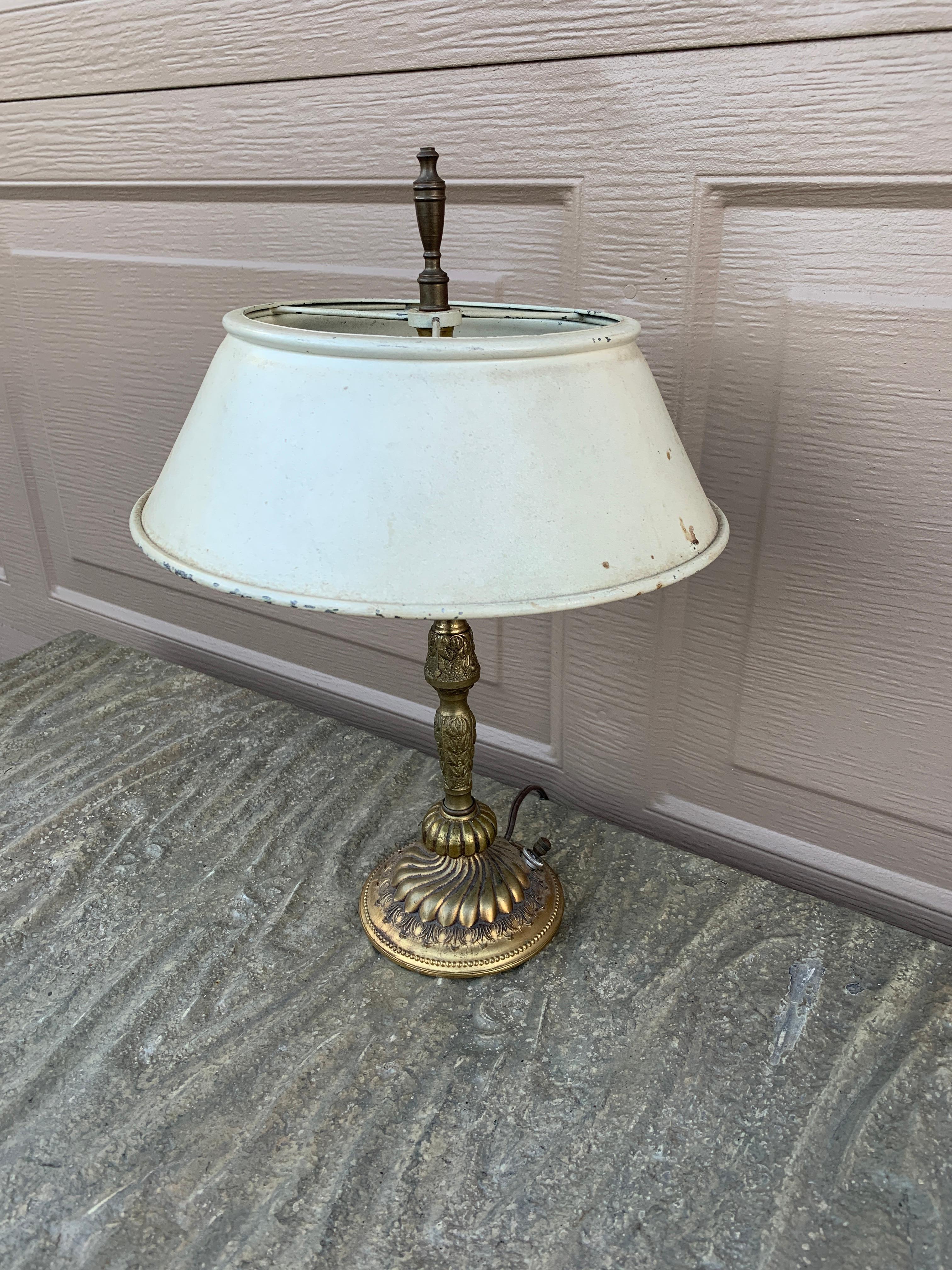 Art déco Lampe néoclassique du milieu du 20e siècle avec abat-jour en tôle blanche en vente