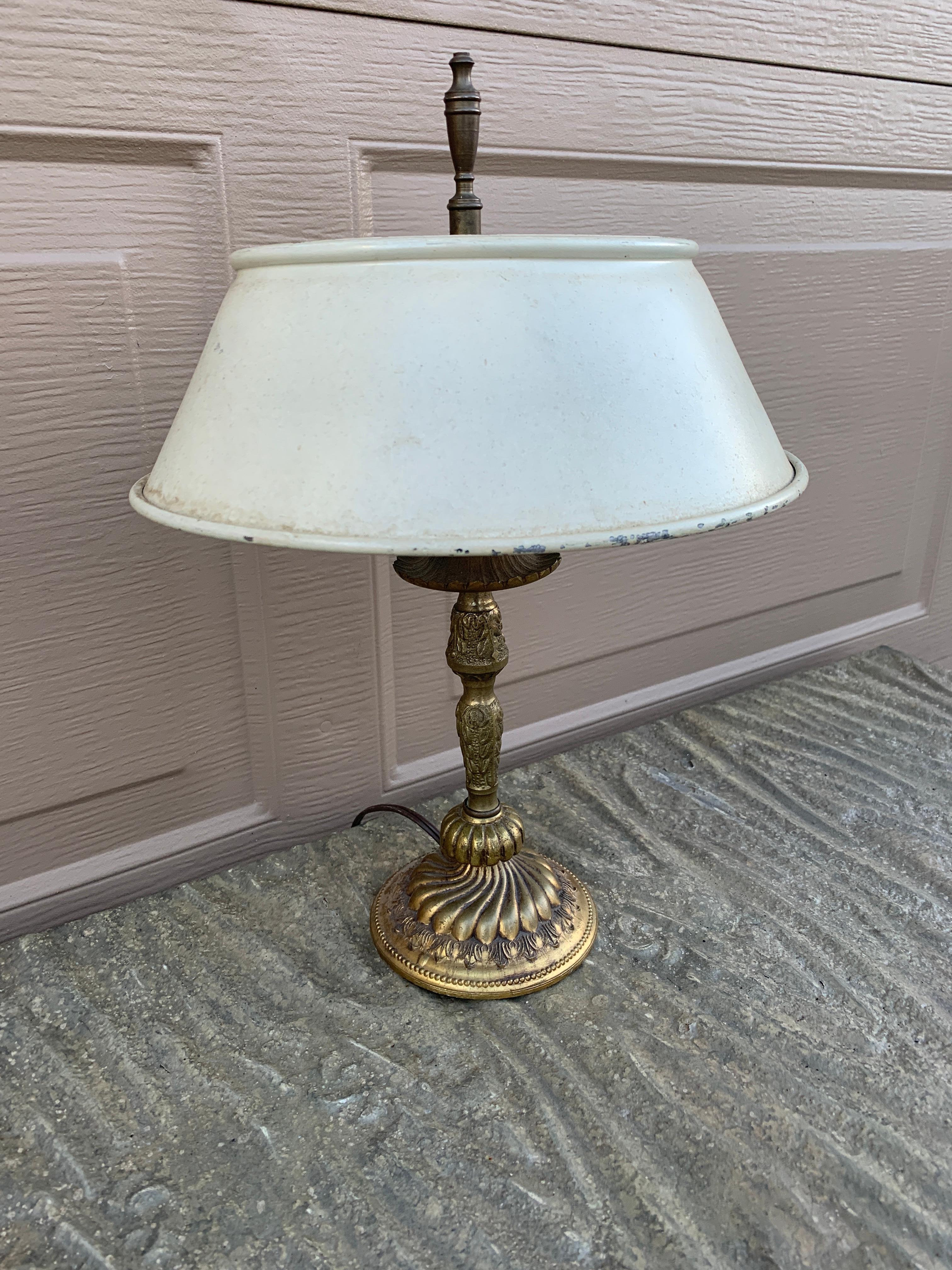 Américain Lampe néoclassique du milieu du 20e siècle avec abat-jour en tôle blanche en vente