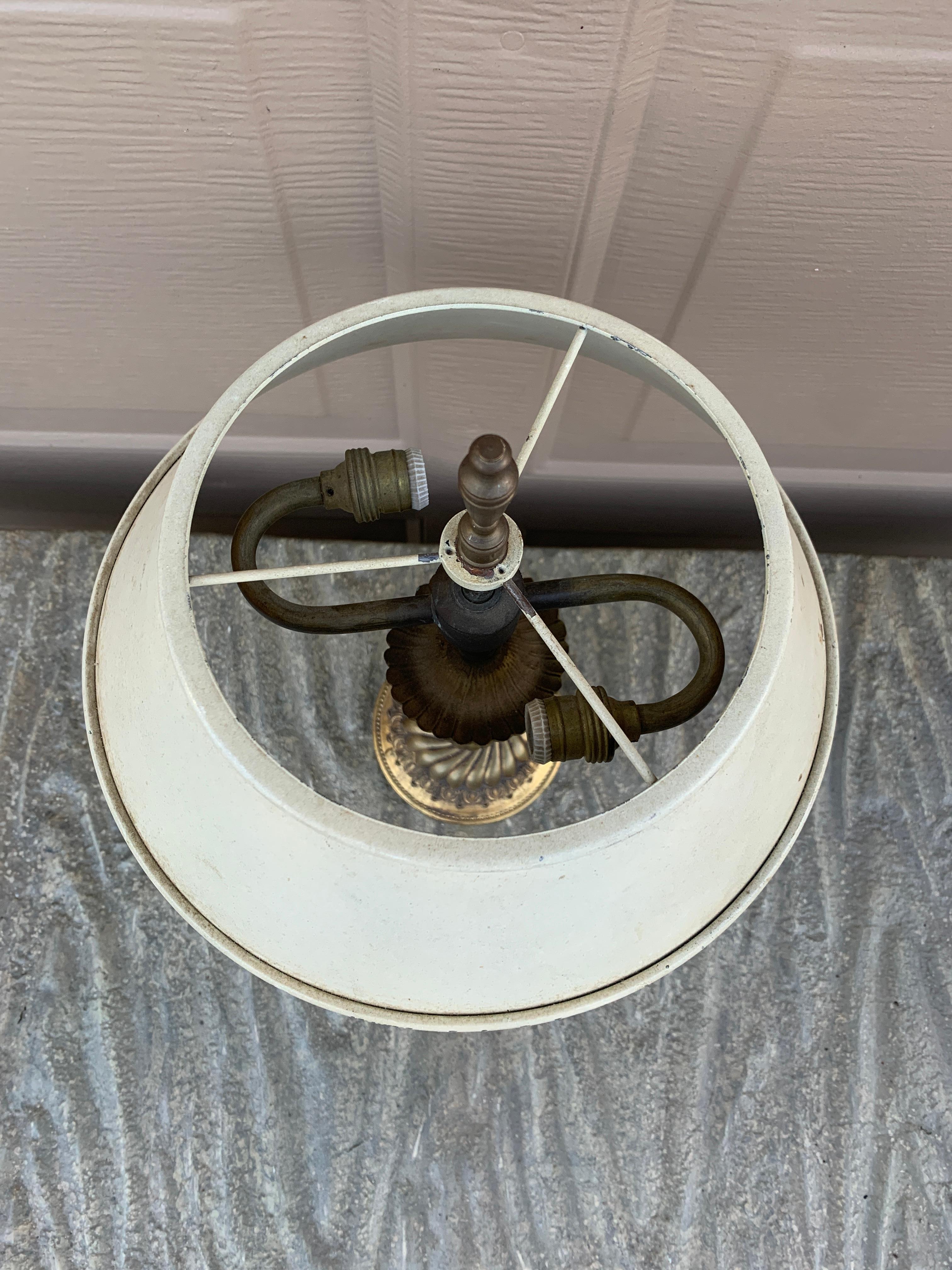 Lampe néoclassique du milieu du 20e siècle avec abat-jour en tôle blanche Bon état - En vente à Elkhart, IN