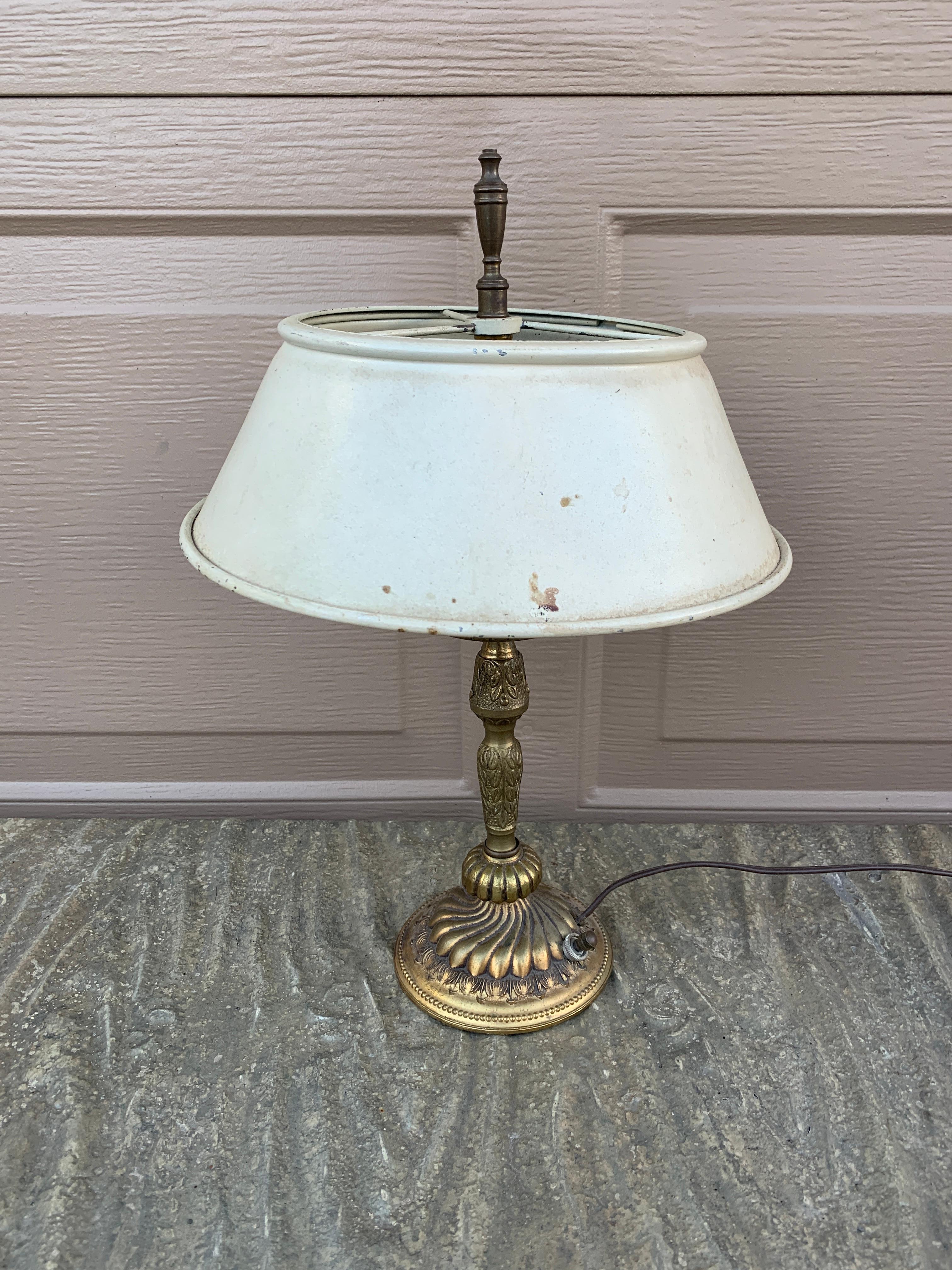 Métal Lampe néoclassique du milieu du 20e siècle avec abat-jour en tôle blanche en vente