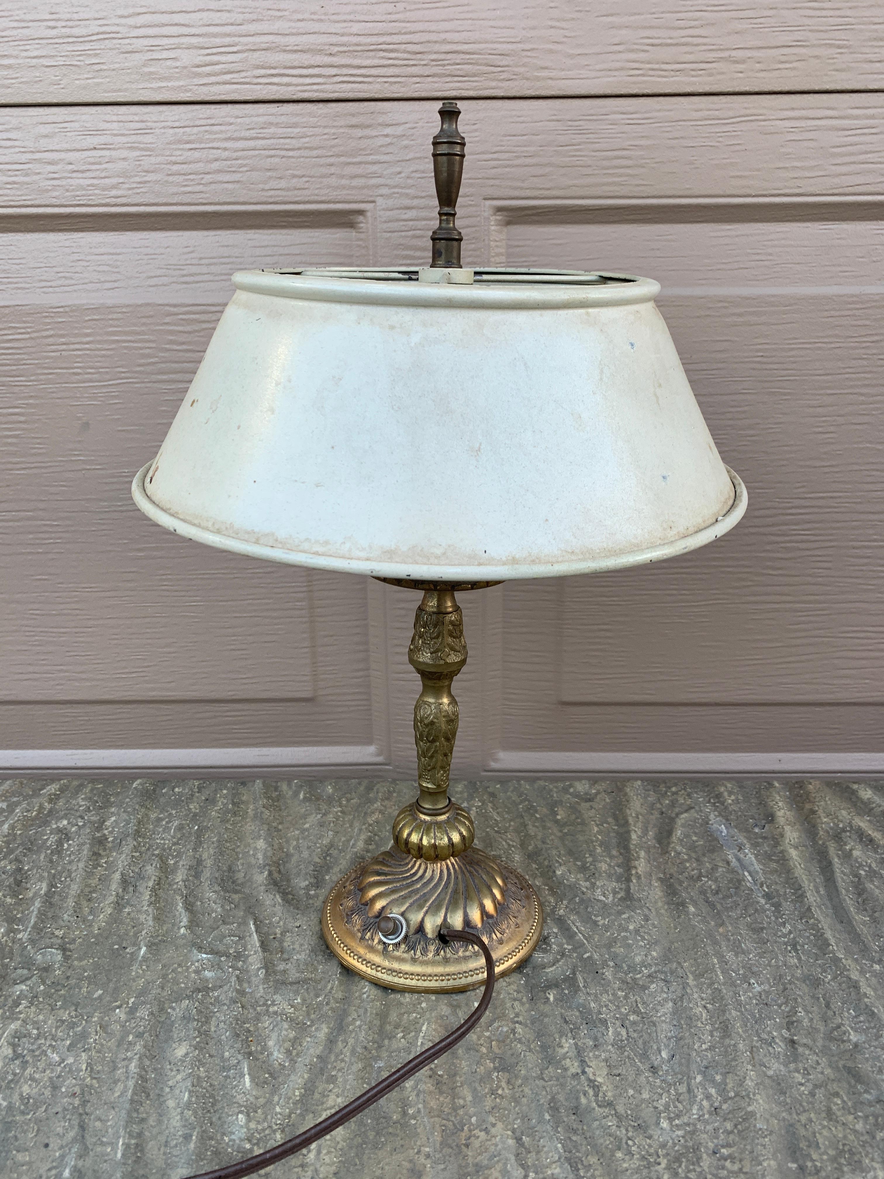 Lampe néoclassique du milieu du 20e siècle avec abat-jour en tôle blanche en vente 1