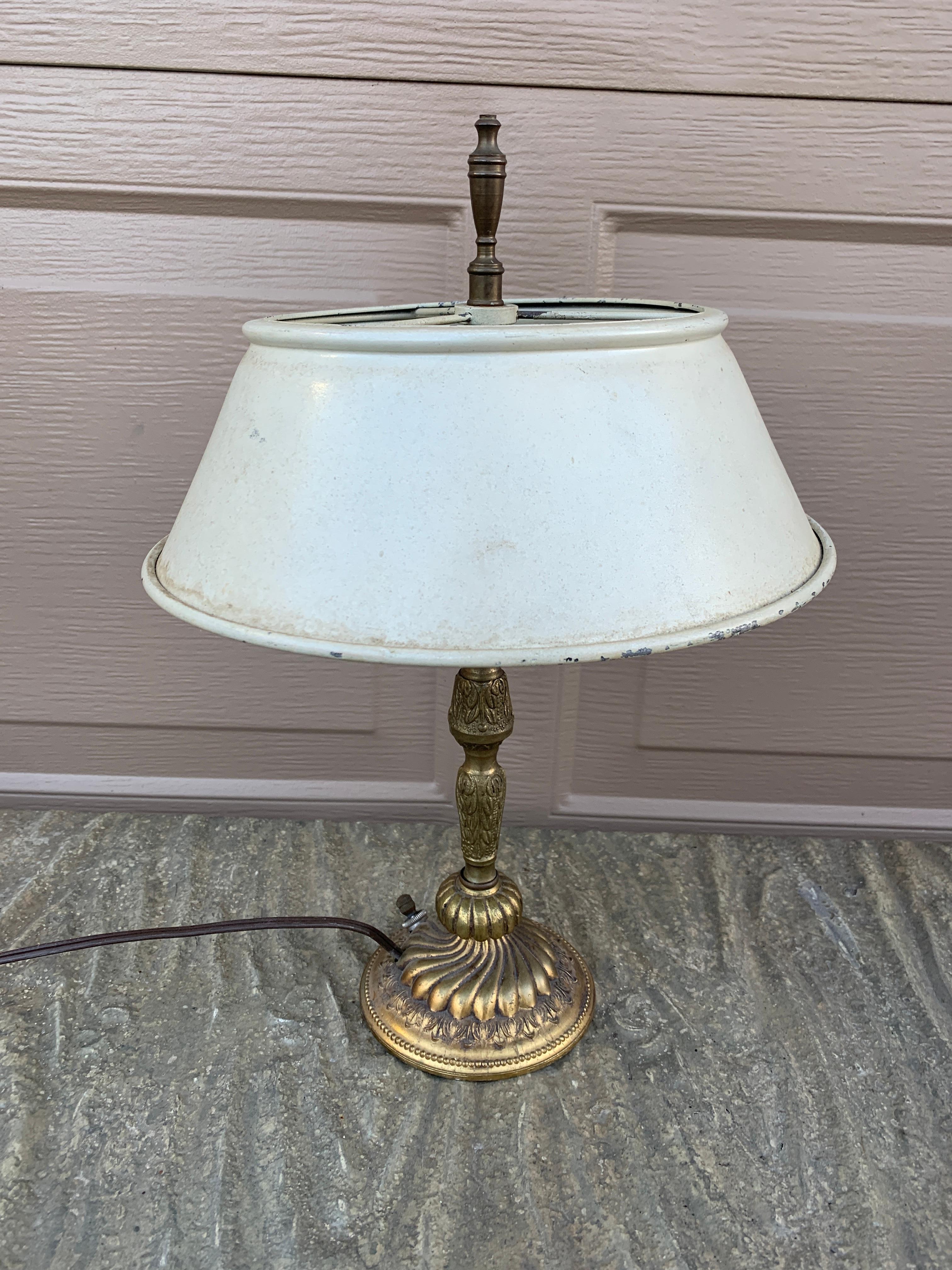 Lampe néoclassique du milieu du 20e siècle avec abat-jour en tôle blanche en vente 2