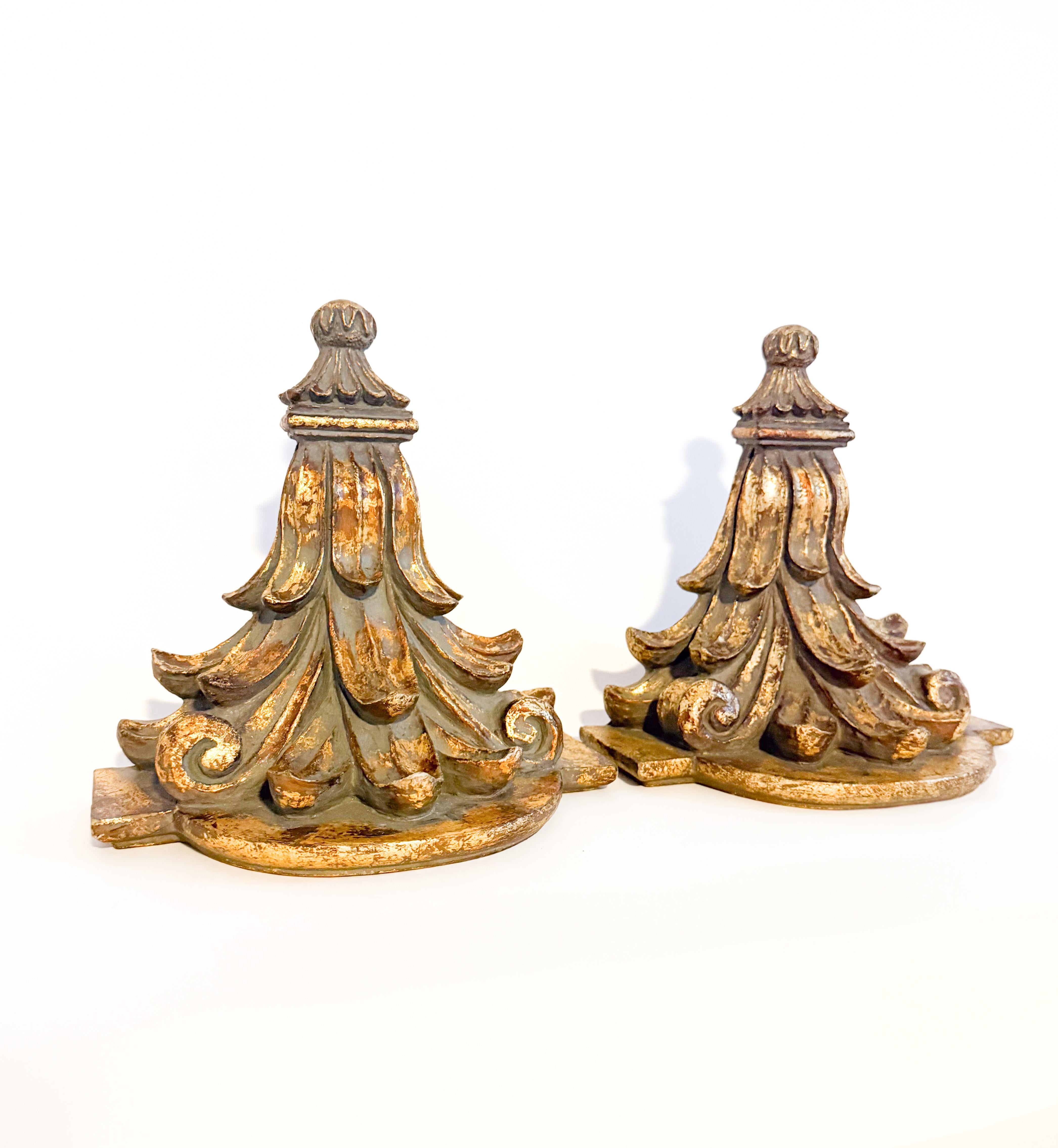 Encantador par de ménsulas de pared doradas de estilo neoclásico con diseño de hojas de acanto. Pátina envejecida, con acentos de yeso dorados con pincel. Estos soportes de pared escultóricos añaden equilibrio o armonía a cualquier espacio. 

Cada