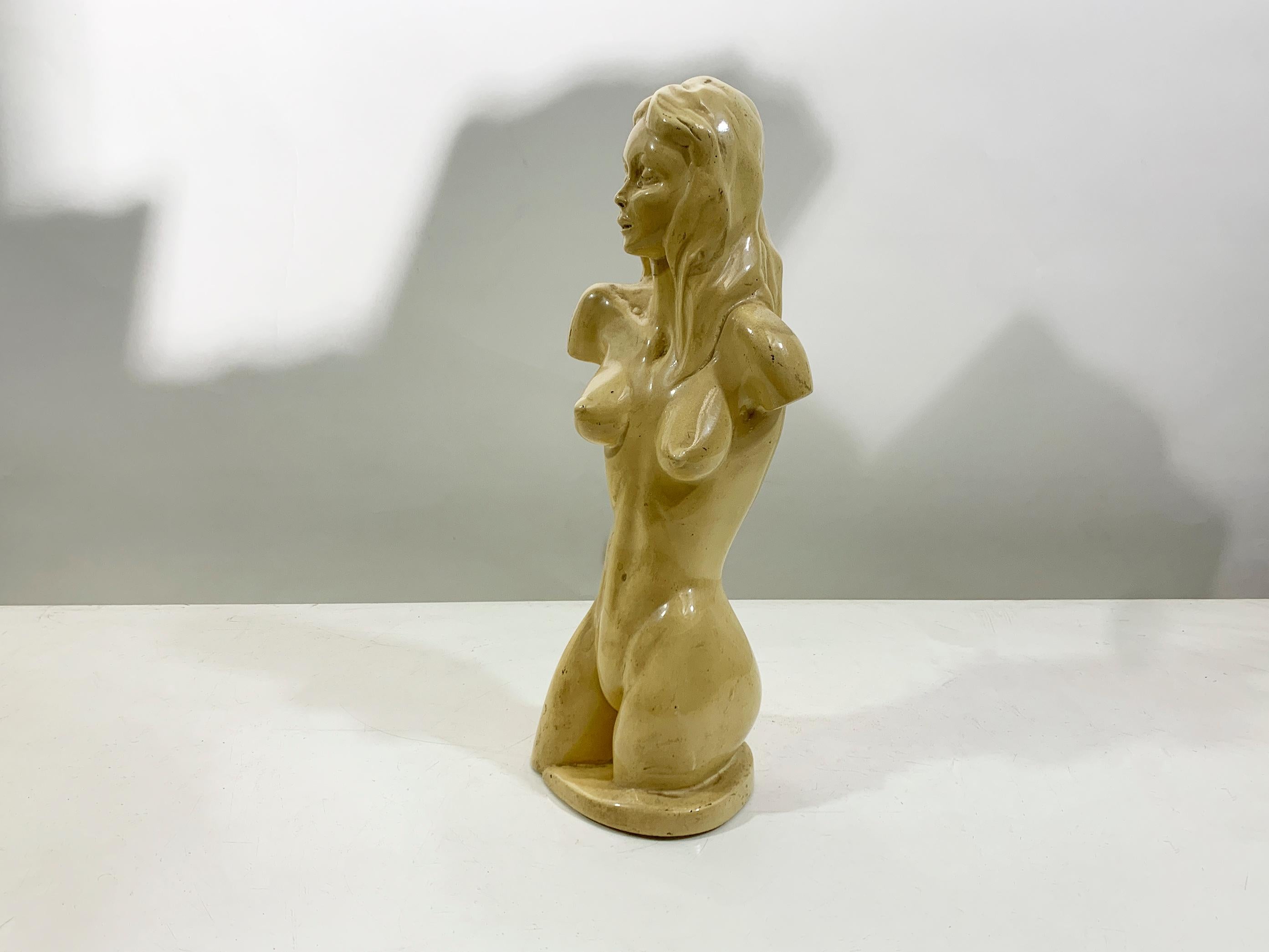 Porta nel tuo spazio un'eleganza senza tempo e una forma sensuale con questa sorprendente scultura del Mid-Century dell'artista M. Bart. 

Realizzato in argilla smaltata, questo nudo femminile semi-astratto emana forza e grazia. La forma minimalista