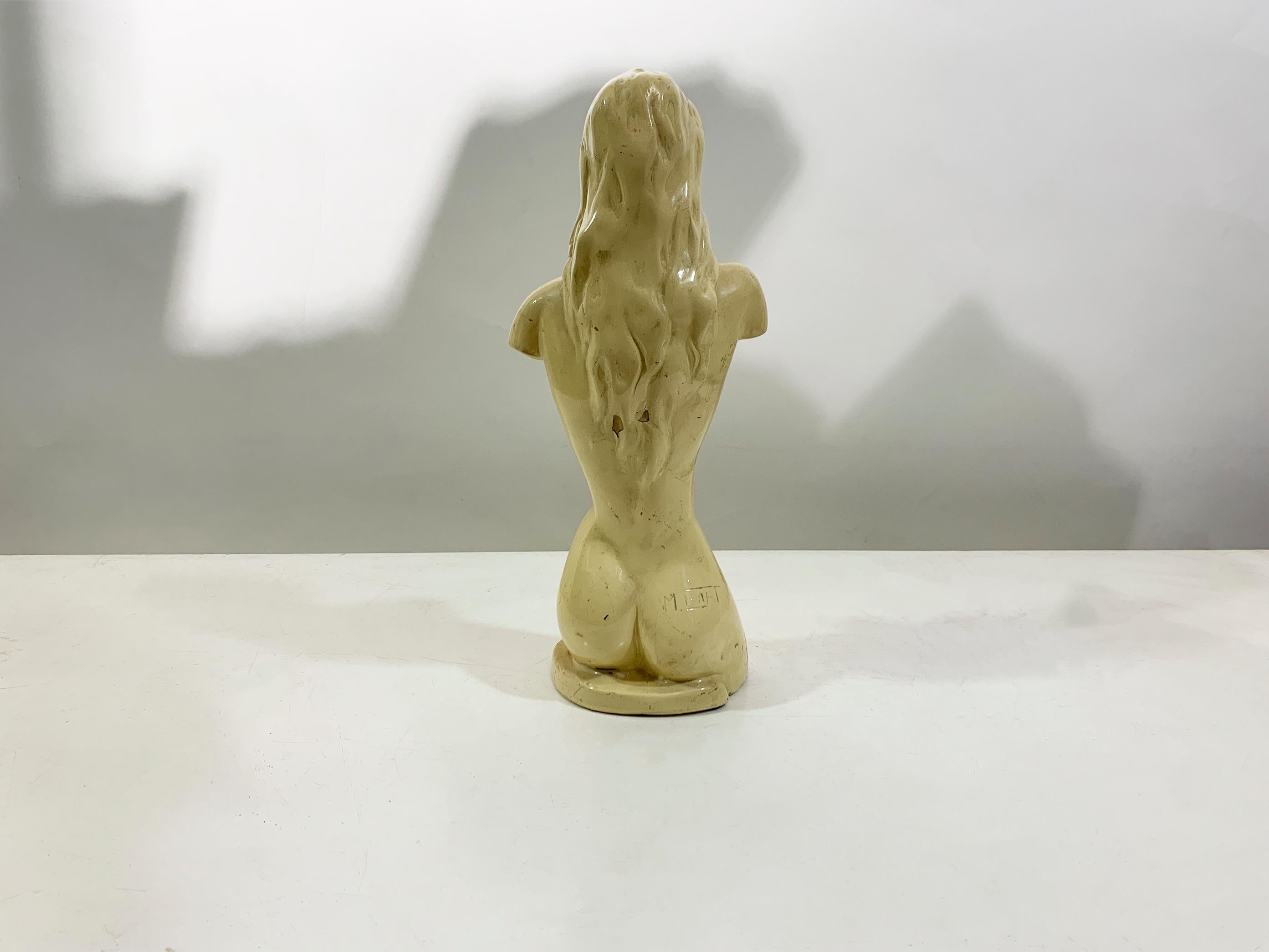 Organico moderno Scultura di torso femminile nudo della metà del XX secolo in argilla massiccia smaltata di M. I. Bart in vendita