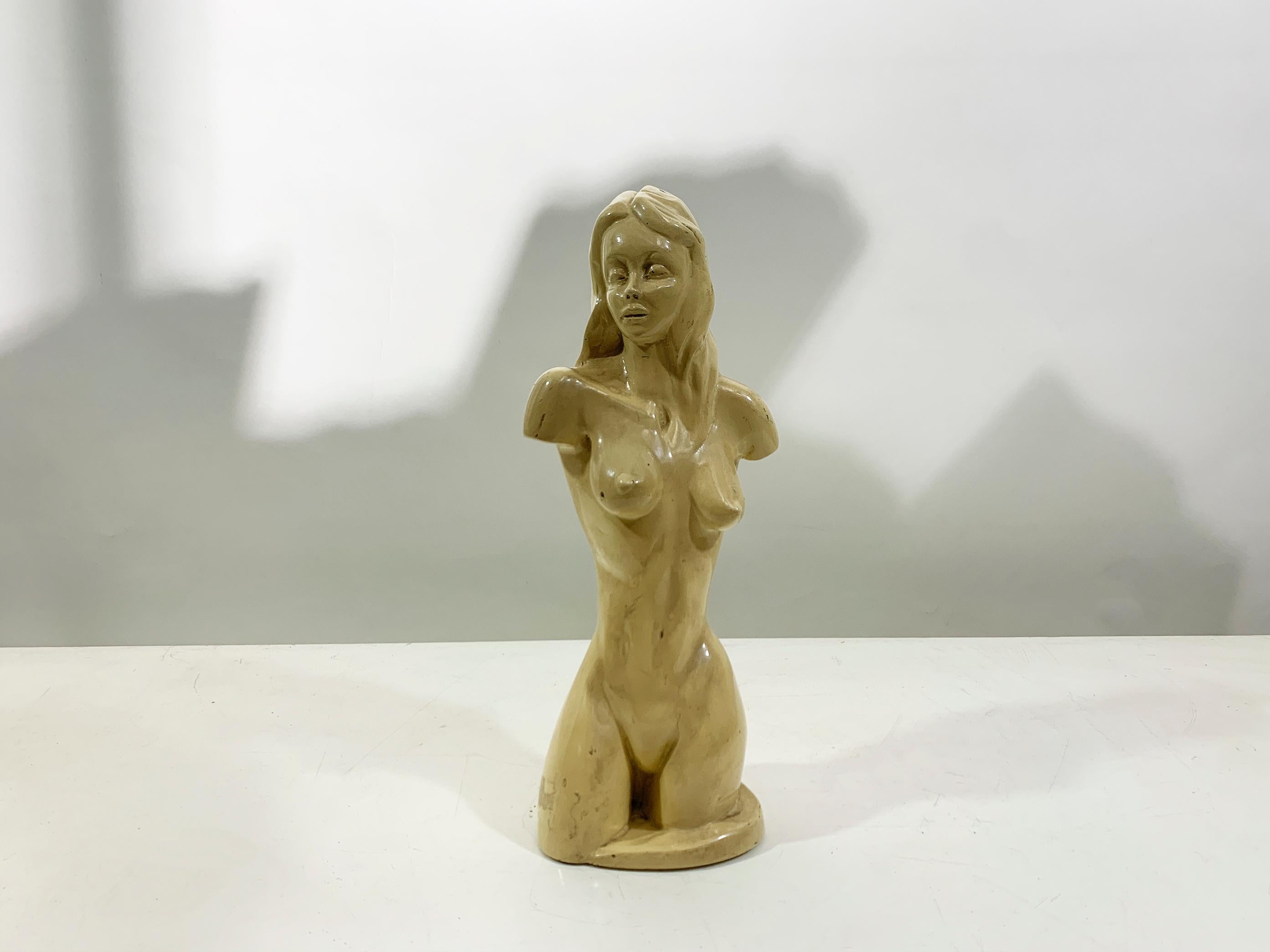 Smaltato Scultura di torso femminile nudo della metà del XX secolo in argilla massiccia smaltata di M. I. Bart in vendita
