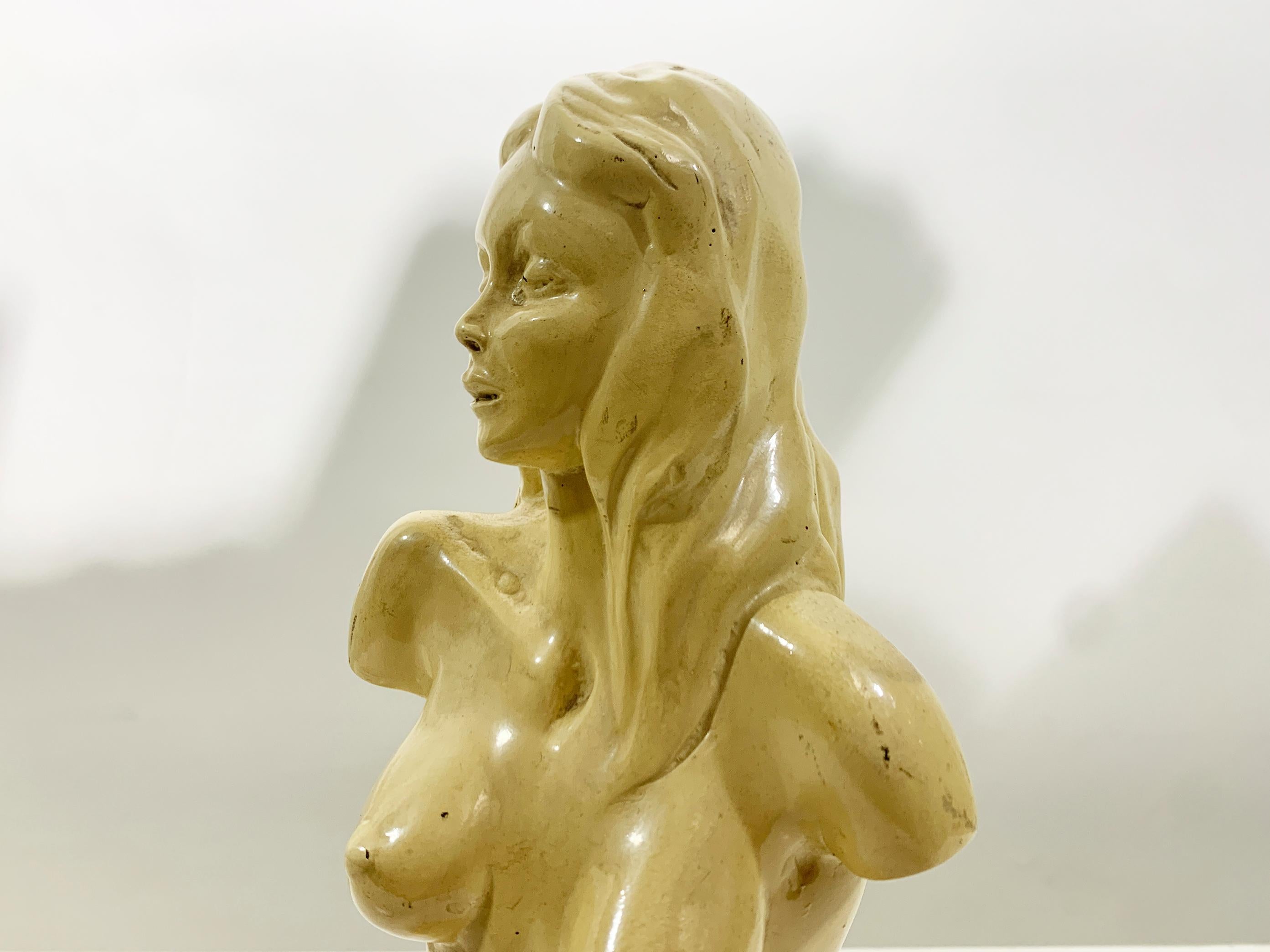 Argilla Scultura di torso femminile nudo della metà del XX secolo in argilla massiccia smaltata di M. I. Bart in vendita