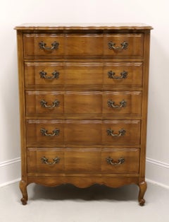 Commode en bois de noyer de style campagnard français du milieu du 20e siècle