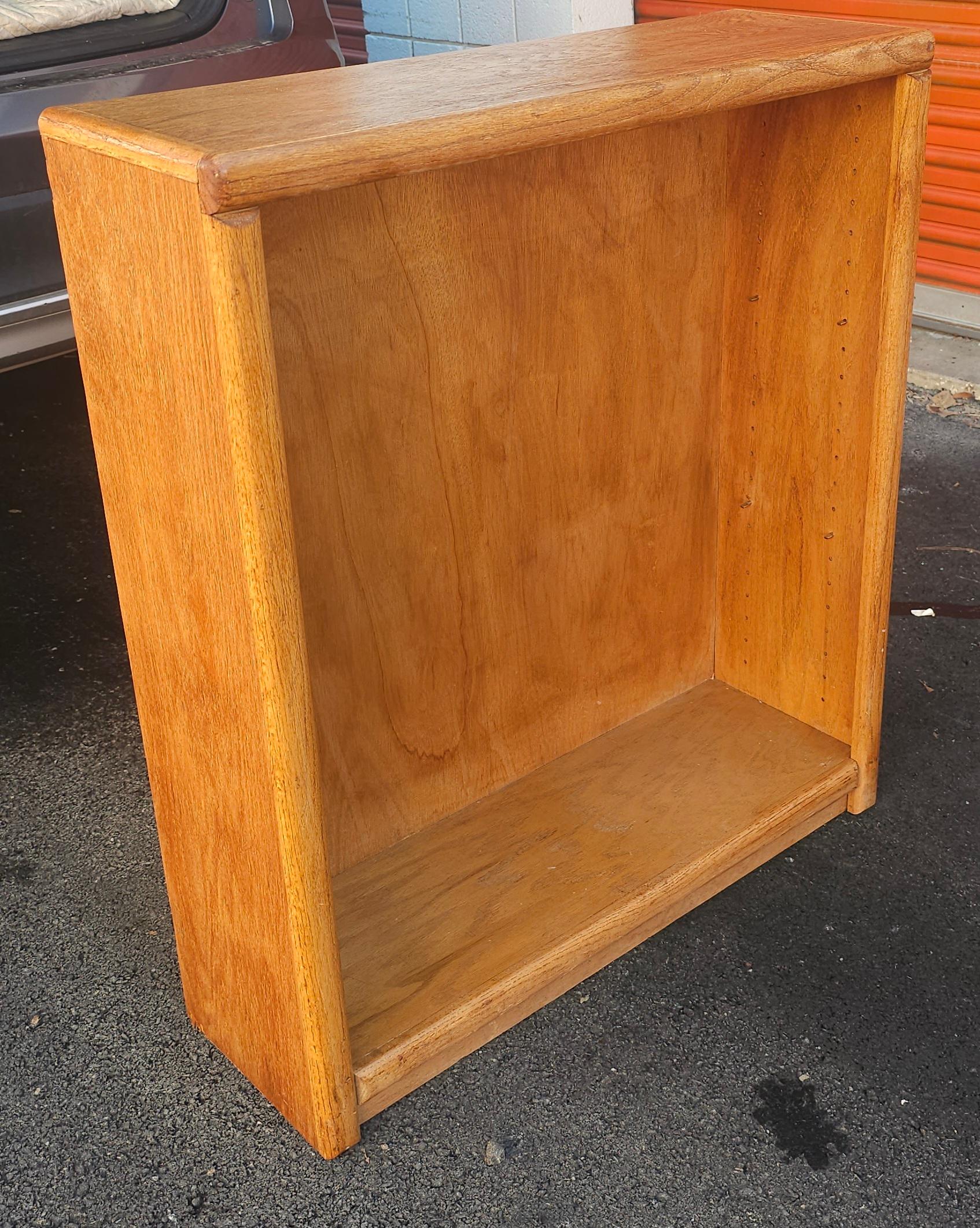 Mid-Mid-20th Century Oak Low Bookcase / Bookshelf. Adjustable shelves.
Dimensions: 31.5