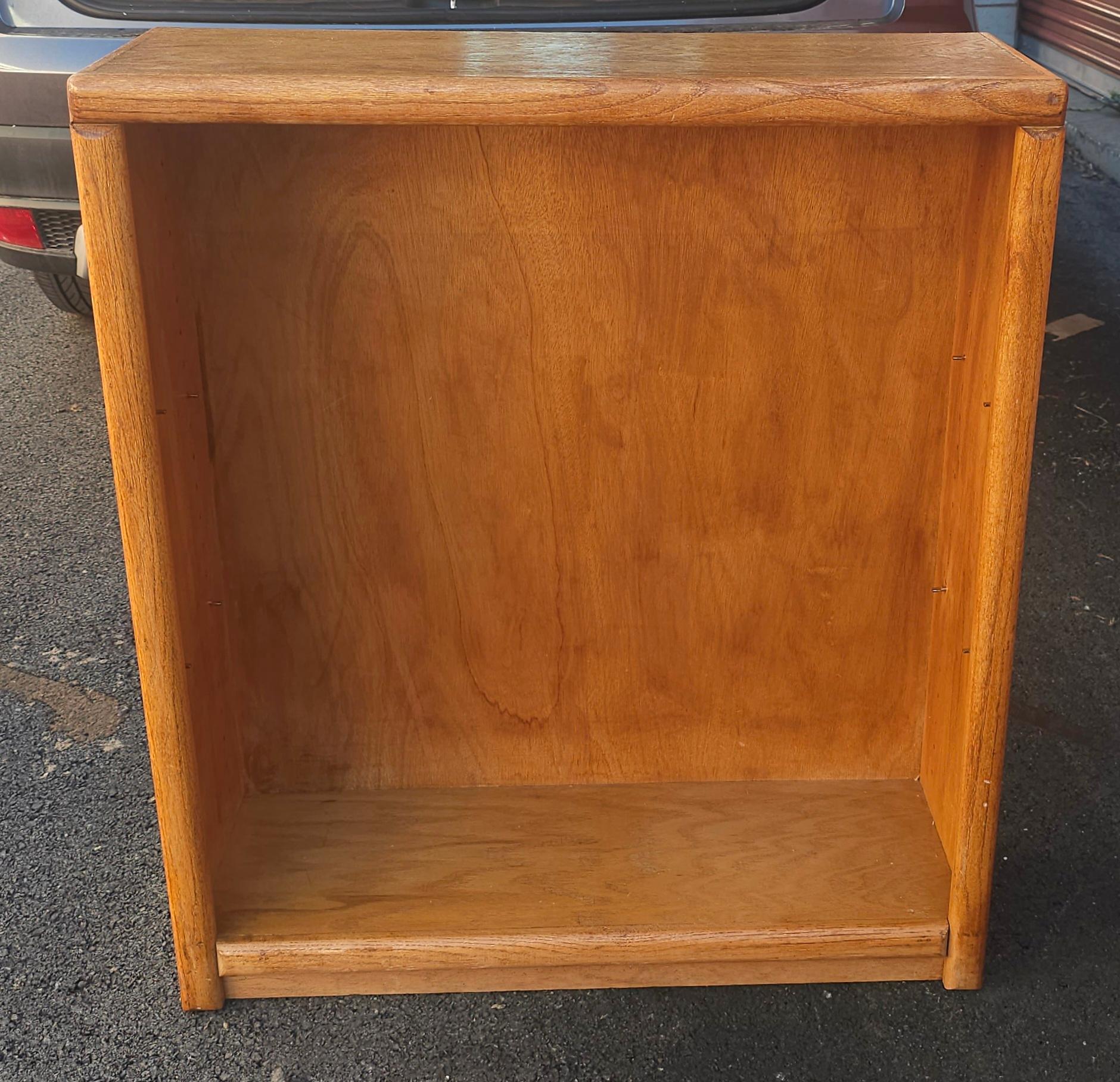 Mid-Century Modern Mid-20th Century Oak Low Bookcase / Bookshelf For Sale