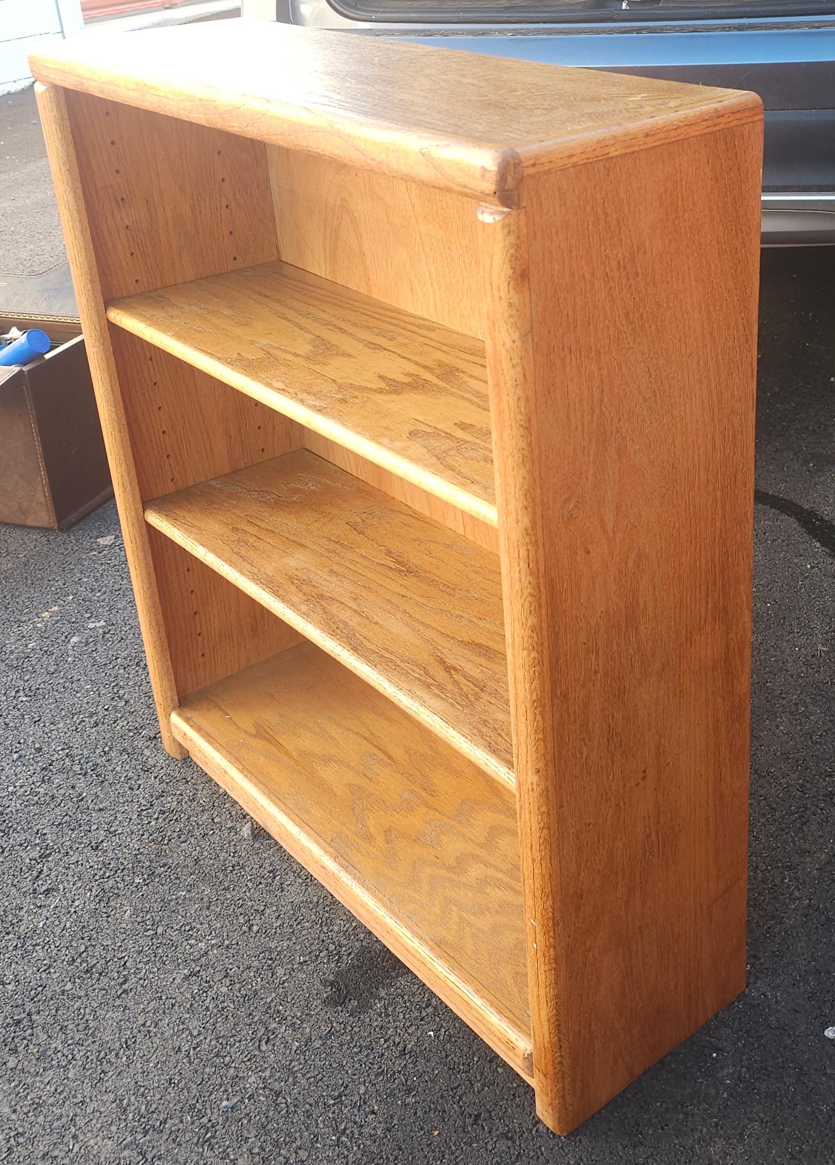 Mid-20th Century Oak Low Bookcase / Bookshelf In Good Condition For Sale In Germantown, MD