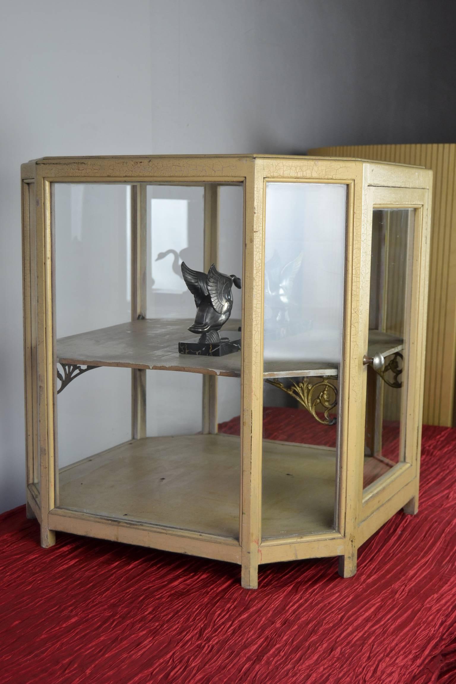 1940s wooden counter store showcase. This counter top store vitrine has an octagonal shape.
By his age a great old craquelure patina.
The supports inside are very elegant.
Probably been used by a bakery to show their biscuits or pies.
The unusual