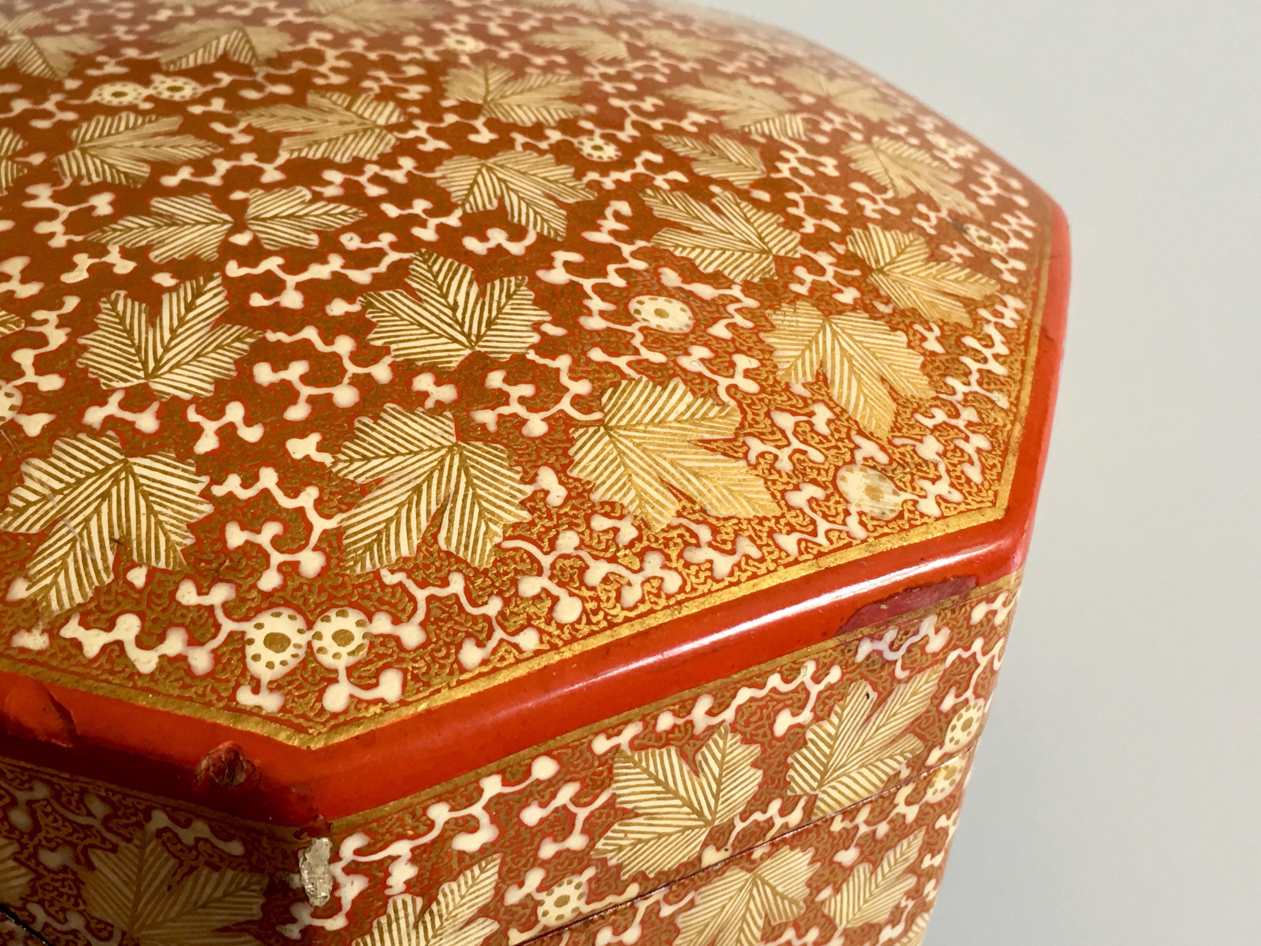 Mid-20th Century Octagonal Indian Kashmiri Turban Box in Papier-Mâché For Sale 5