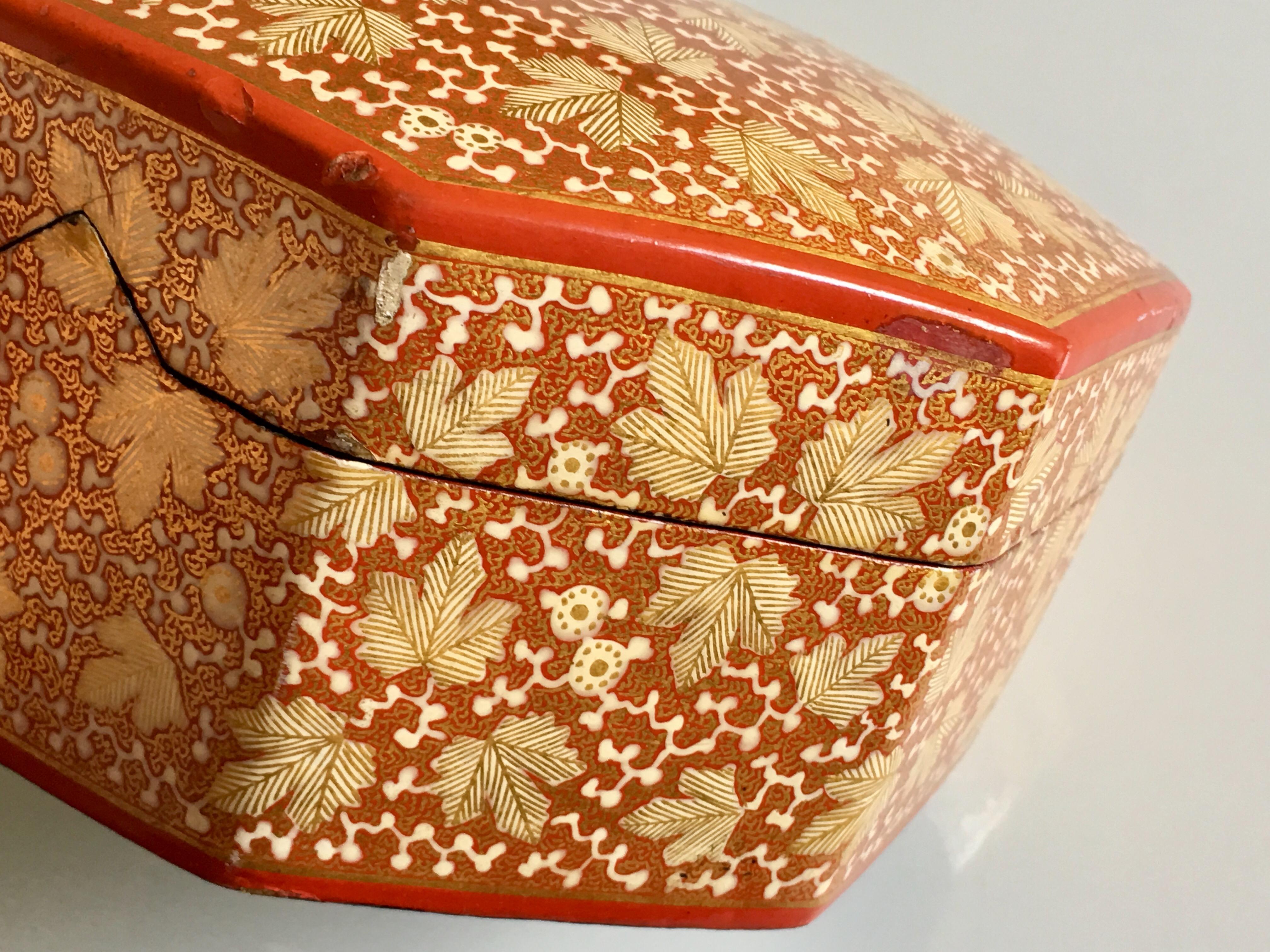 Mid-20th Century Octagonal Indian Kashmiri Turban Box in Papier-Mâché For Sale 6