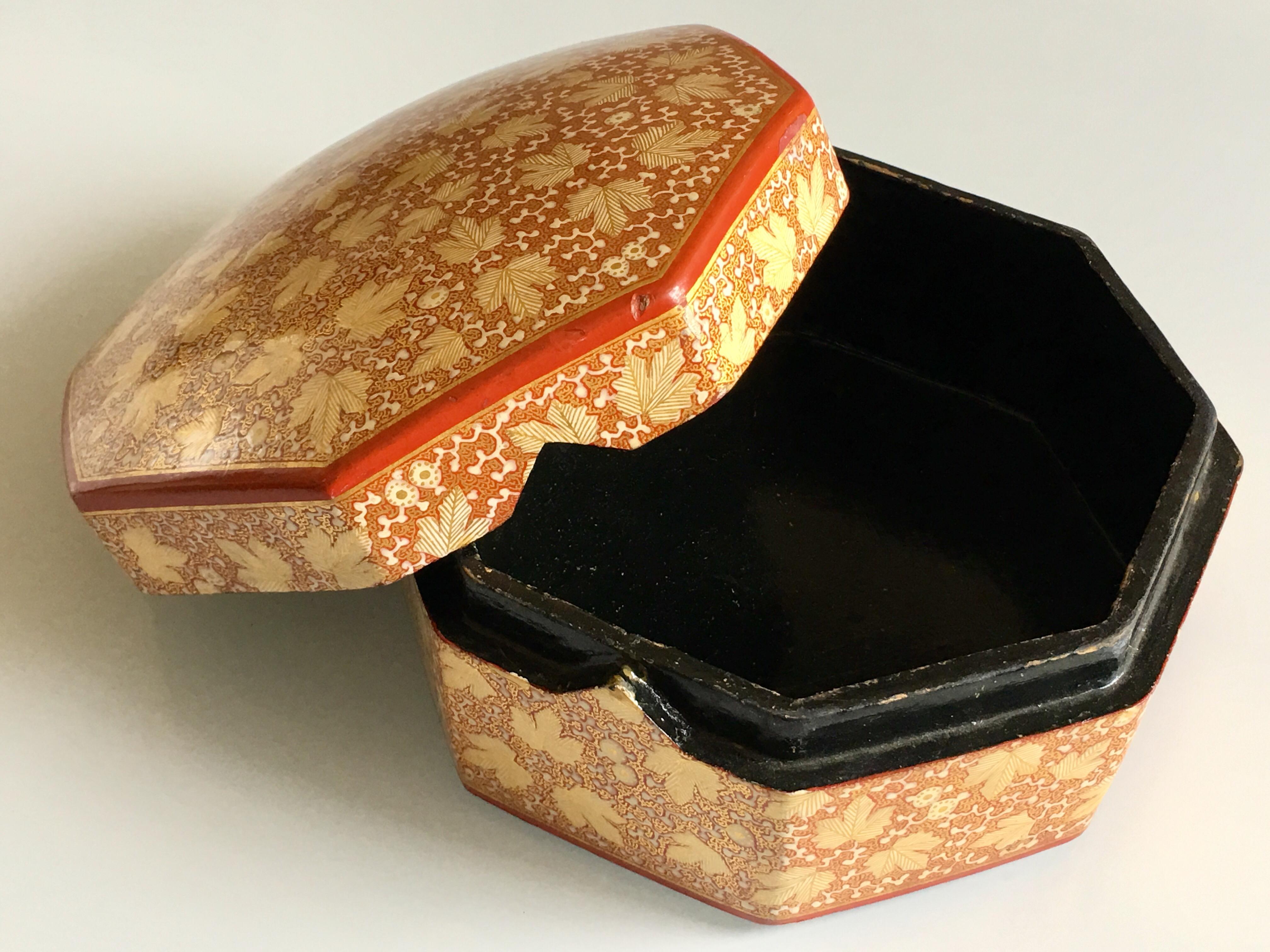 Hand-Crafted Mid-20th Century Octagonal Indian Kashmiri Turban Box in Papier-Mâché For Sale