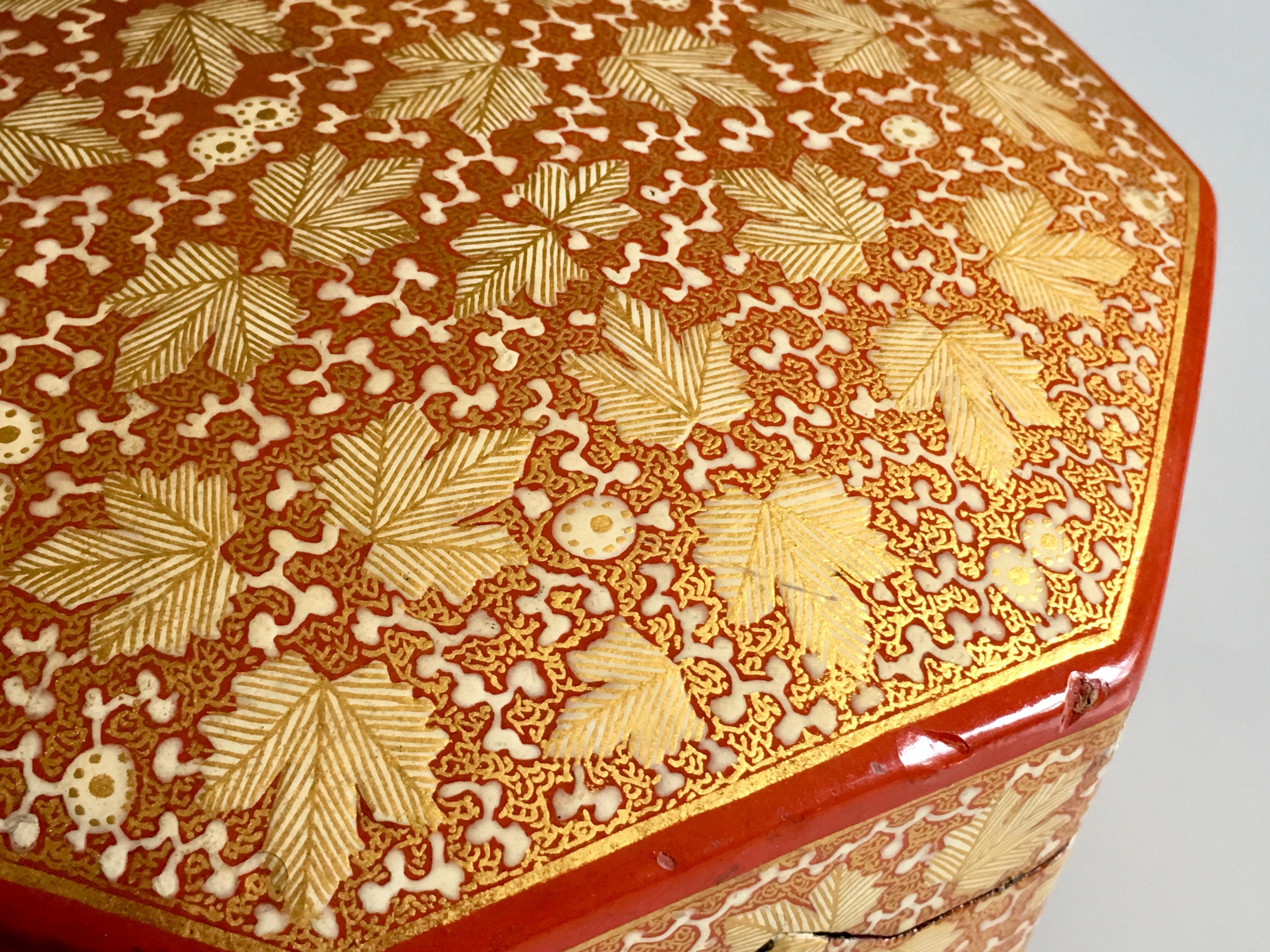 Mid-20th Century Octagonal Indian Kashmiri Turban Box in Papier-Mâché In Fair Condition For Sale In London, GB