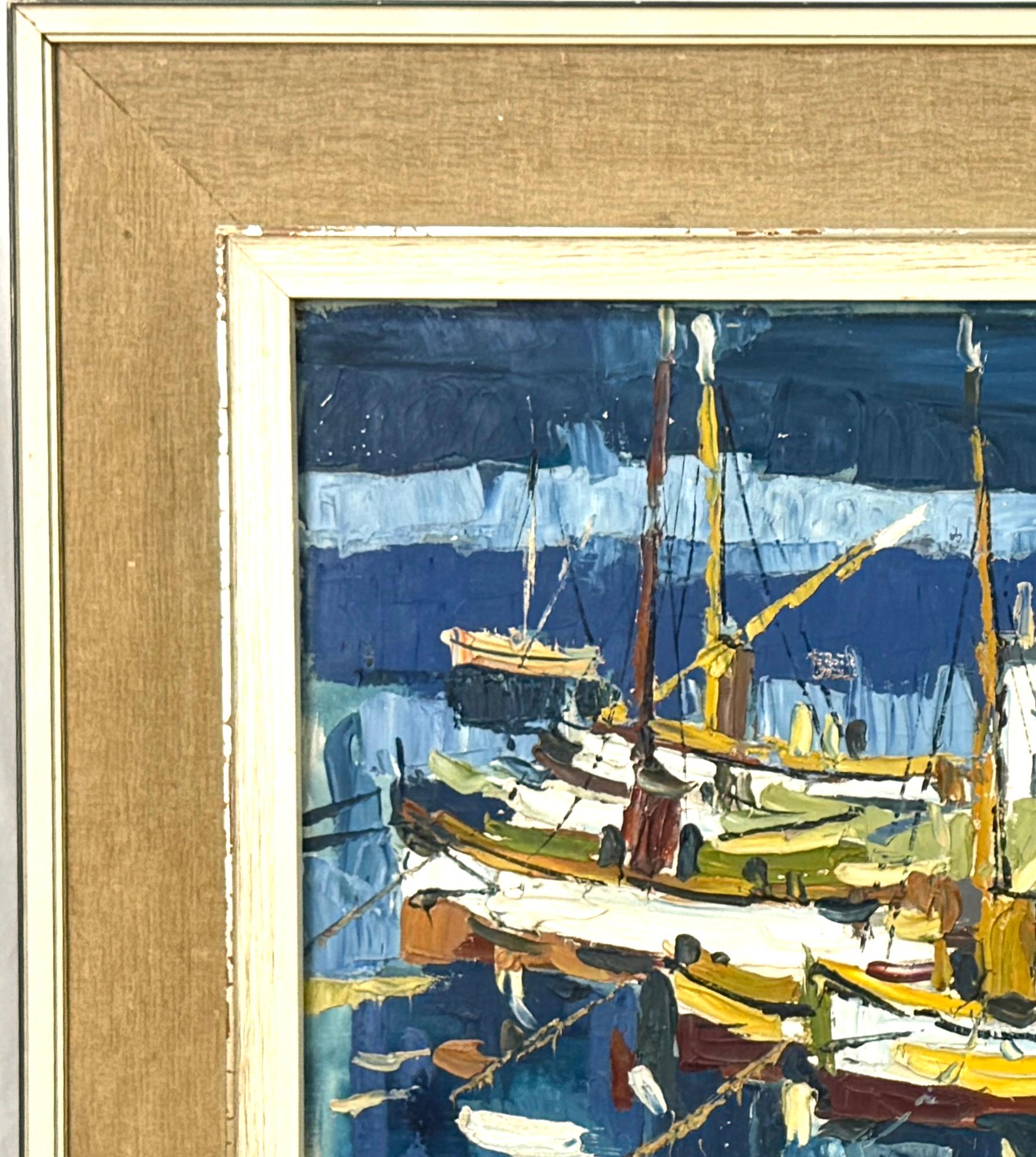 Pintura al óleo sobre lienzo Vintage de mediados de siglo moderno Paisaje marino. El cuadro representa una tranquila escena costera con veleros atracados en un puerto deportivo. Todo en suaves colores azul, verde y blanco, con el sol proyectando un