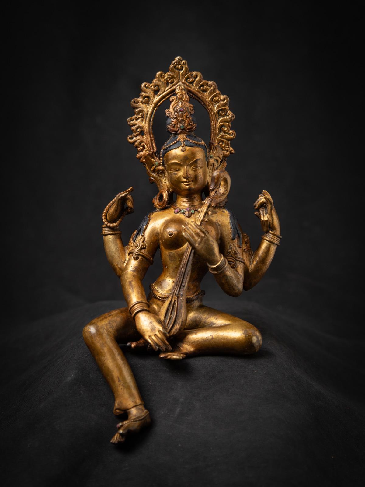 Cette statue de Saraswati en bronze népalais ancien est une pièce de dévotion magnifiquement réalisée au milieu du XXe siècle, qui incarne l'art raffiné de la sculpture en bronze népalaise traditionnelle. D'une hauteur de 29 cm, d'une largeur de