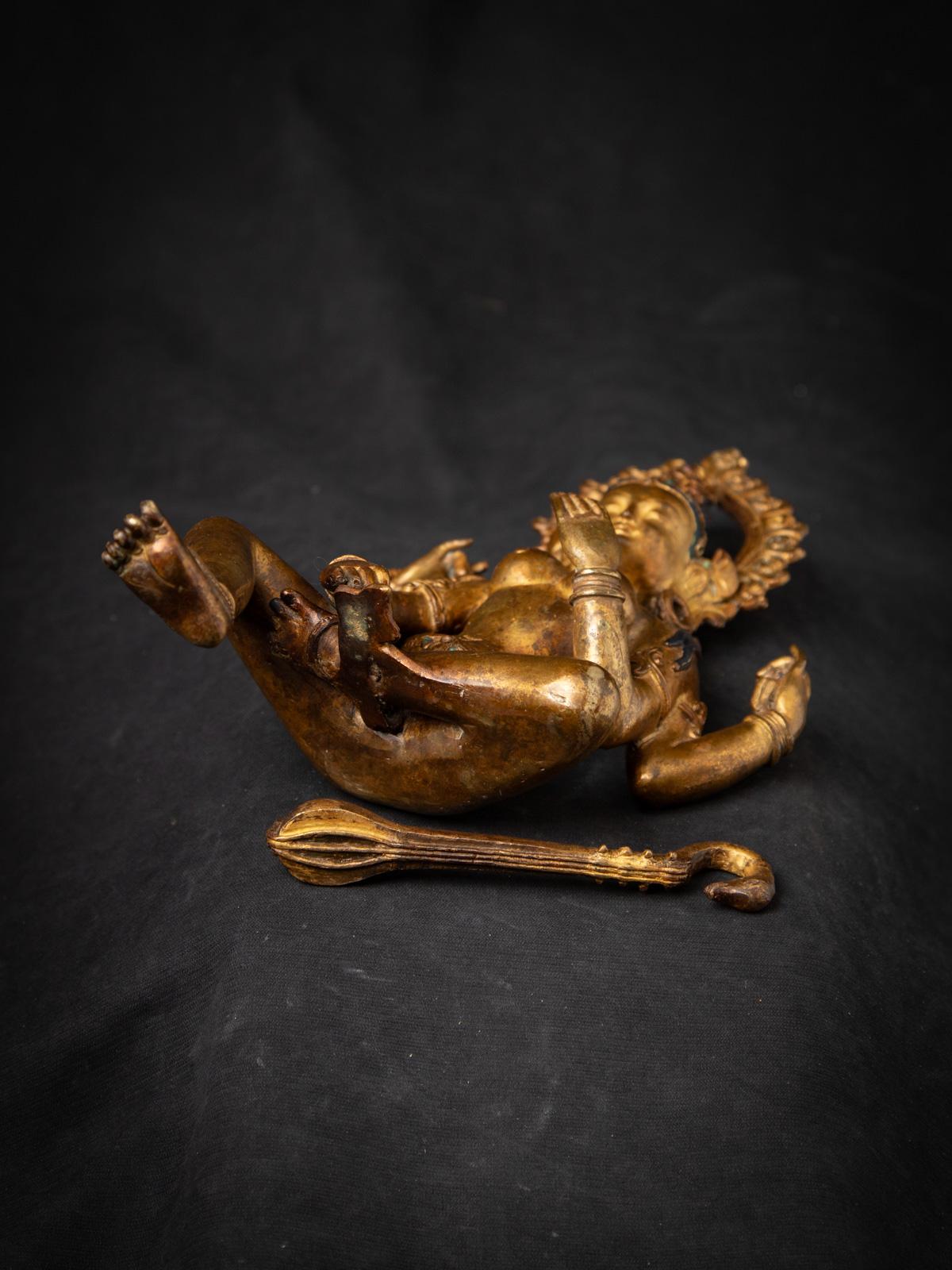 Milieu du 20e siècle Statue Saraswati en bronze ancien du Népal - Bouddhas originaux en vente 2