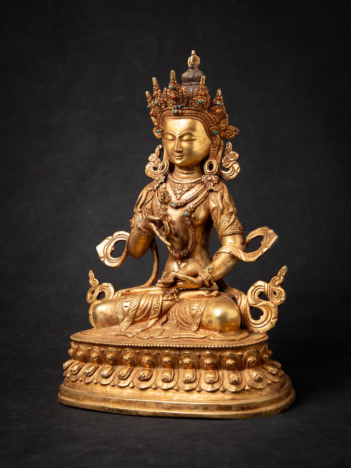Ancienne statue en bronze de Vajrasattva au Népal
Matière : bronze
32,3 cm de haut
23 cm de large et 16,1 cm de profondeur
Feu doré avec de l'or 24 krt.
Milieu du XXe siècle
Poids : 3,46 kgs
Originaire du Népal
Nr : 3841-8