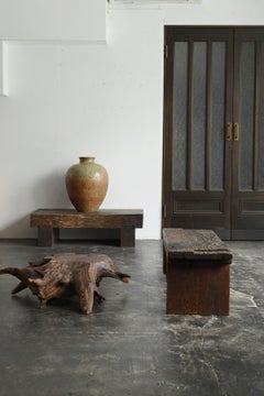 Table de travail d'artisan en bois de keyaki japonais, datant du milieu du XXe siècle, TA139