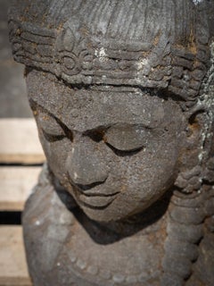 Tête de dieu Brahma à 3 visages en pierre de lave ancienne du milieu du 20e siècle d'Indonésie