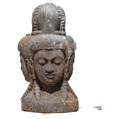 Tête de dieu Brahma à 3 visages en pierre de lave ancienne du milieu du 20e siècle d'Indonésie