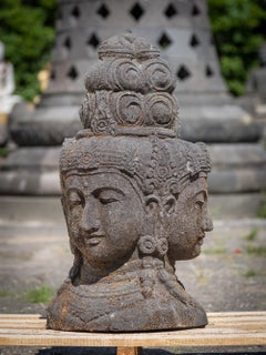 Tête du dieu Brahma à 3 visages en pierre de lave vieille du milieu du 20e siècle